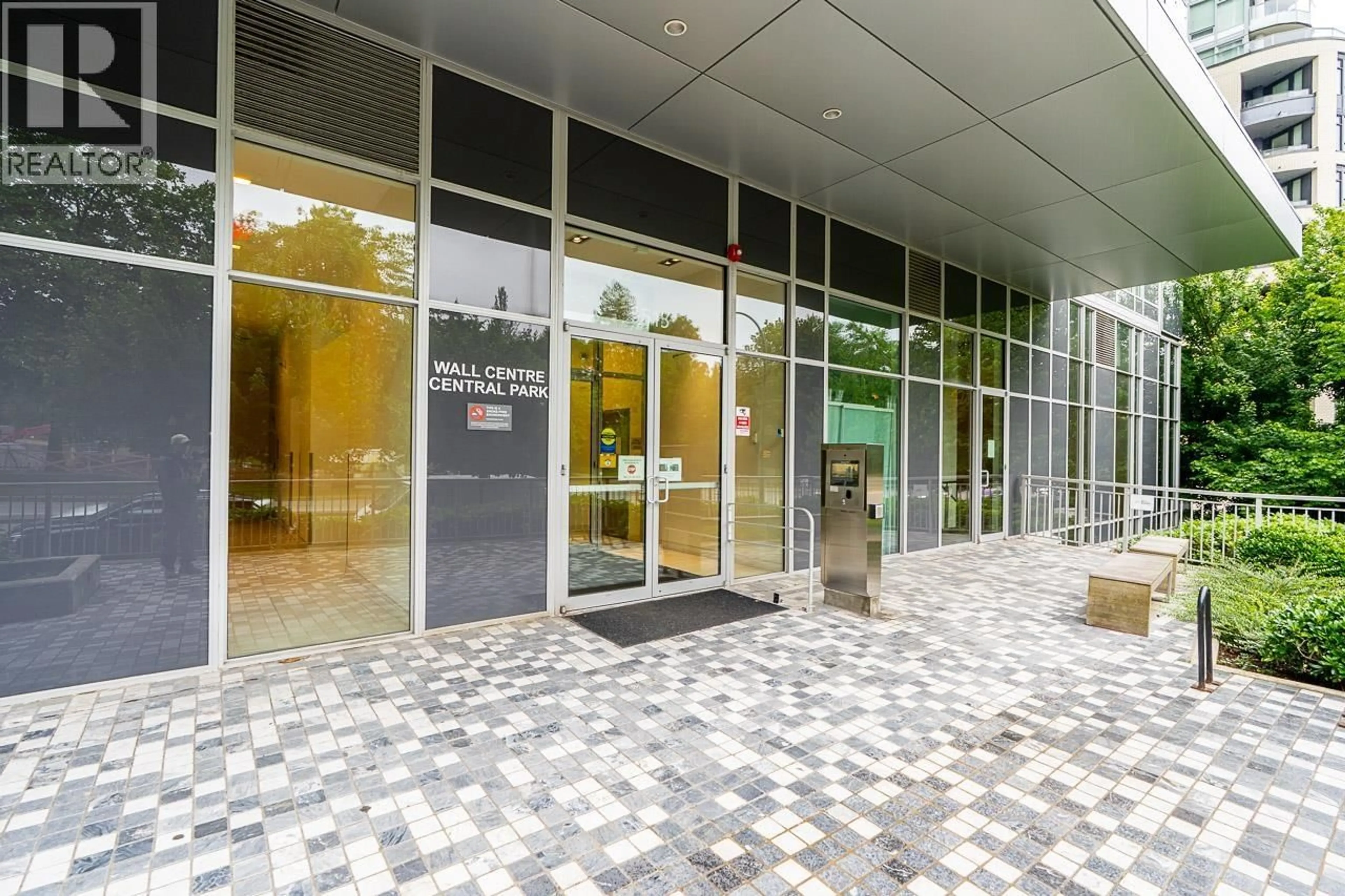 Indoor foyer for 1806 - 5515 BOUNDARY ROAD, Vancouver British Columbia V5R0E3