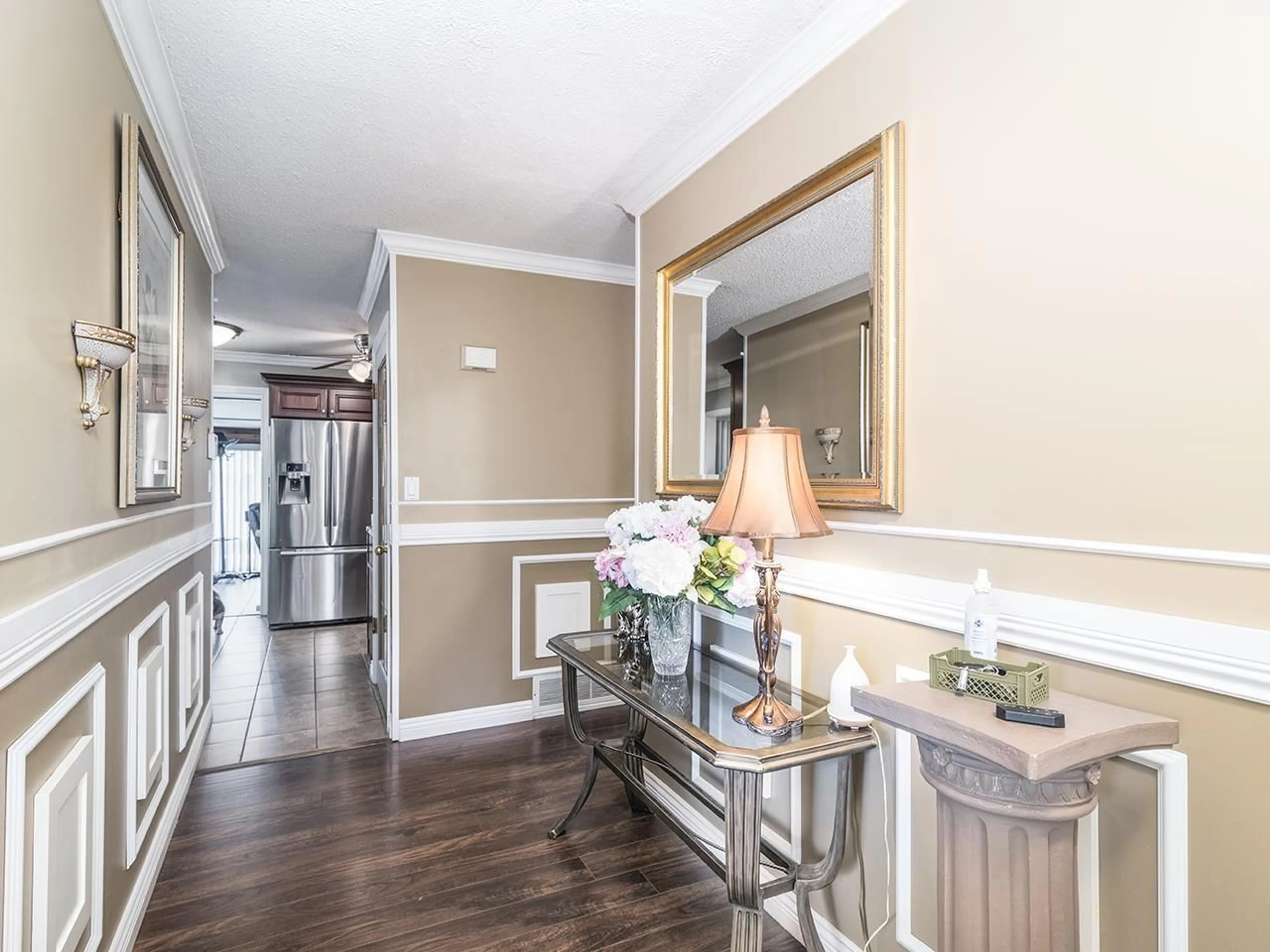 Indoor foyer for 10475 125 STREET, Surrey British Columbia V3V4Y9