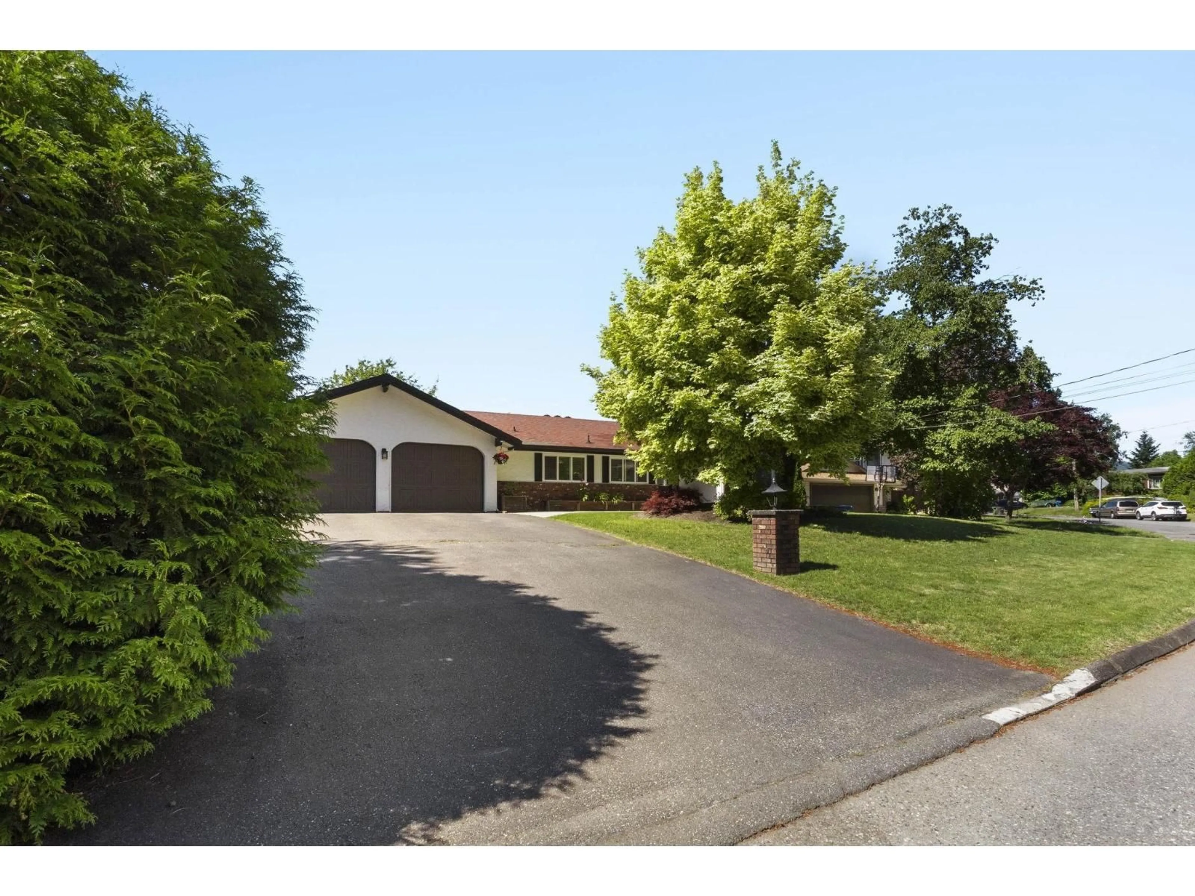 A pic from outside/outdoor area/front of a property/back of a property/a pic from drone, street for 34629 ASCOTT AVENUE, Abbotsford British Columbia V2S5A3