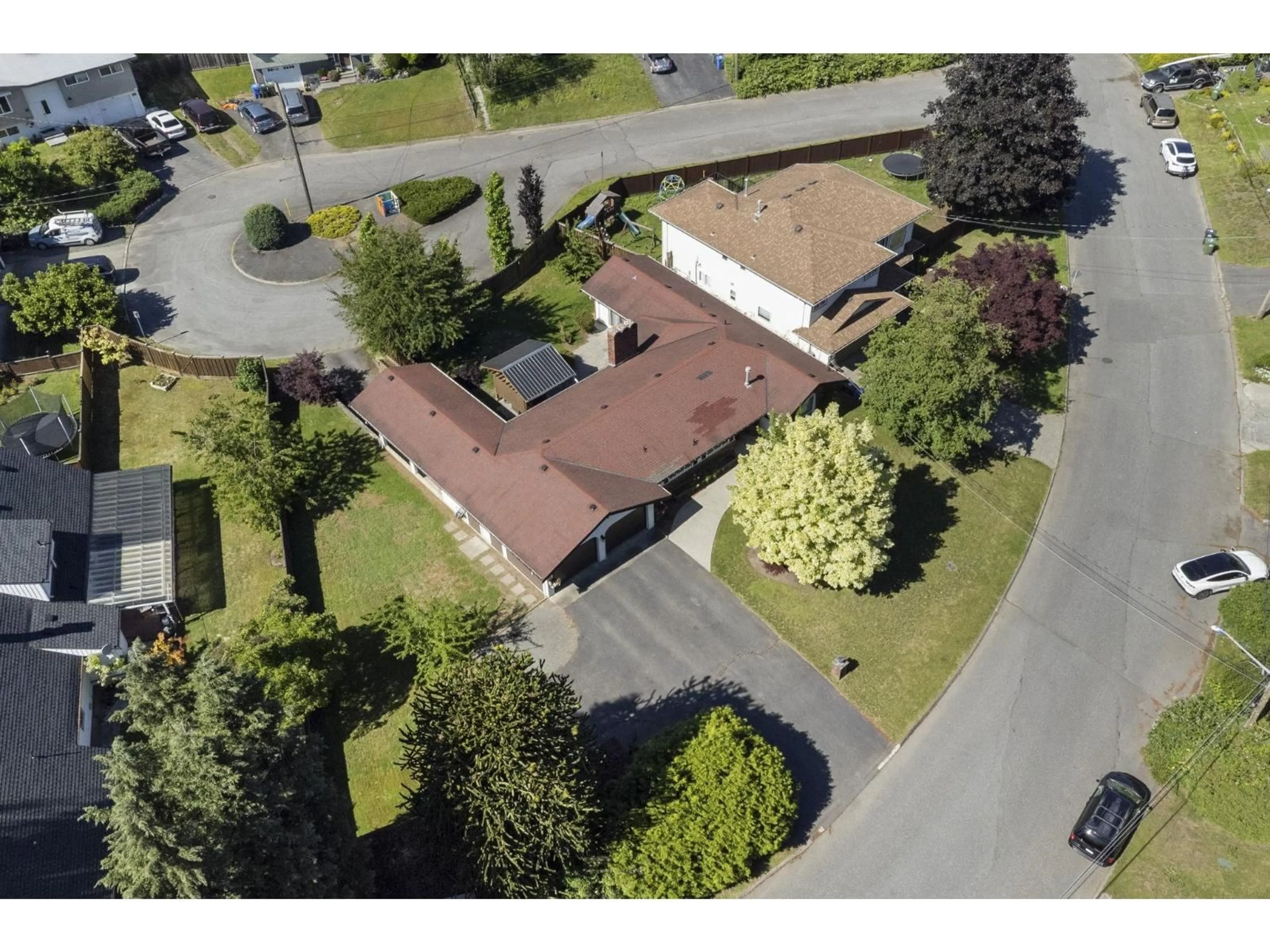 A pic from outside/outdoor area/front of a property/back of a property/a pic from drone, street for 34629 ASCOTT AVENUE, Abbotsford British Columbia V2S5A3