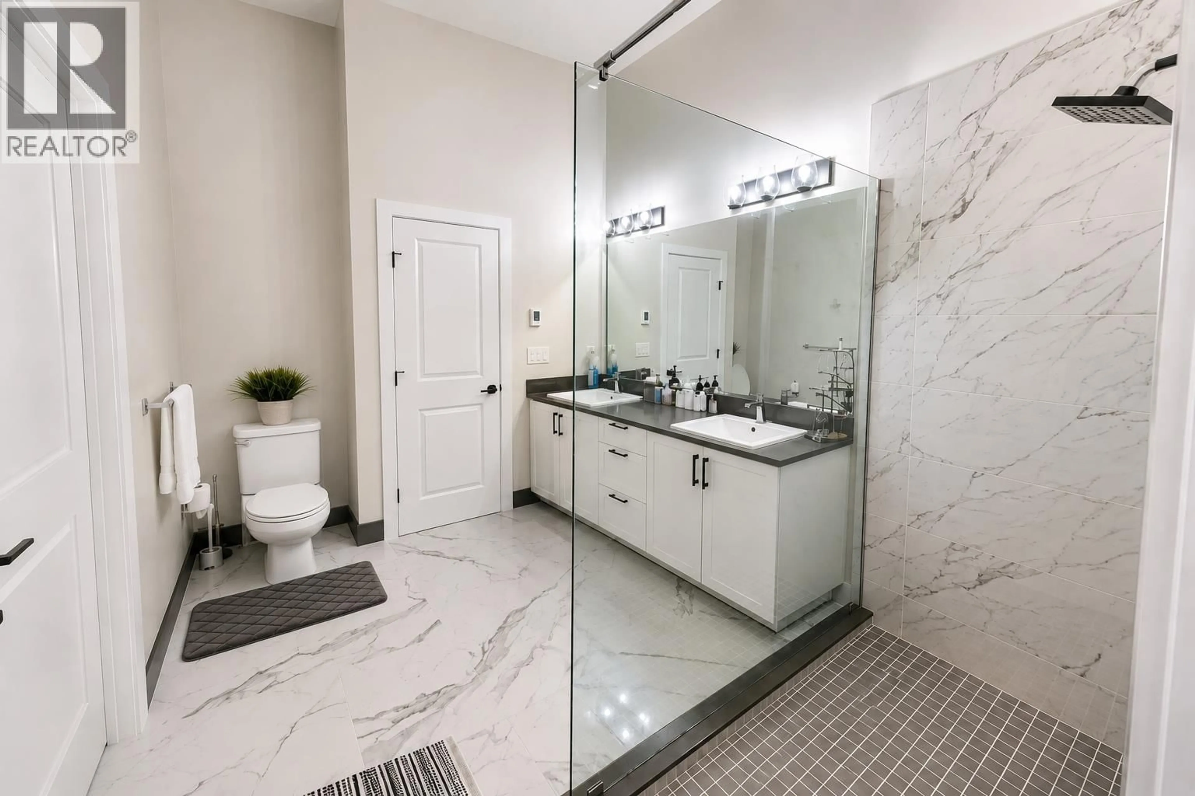 Contemporary bathroom, ceramic/tile floor for 11377 MCDOUGAL STREET, Maple Ridge British Columbia V2X4K6