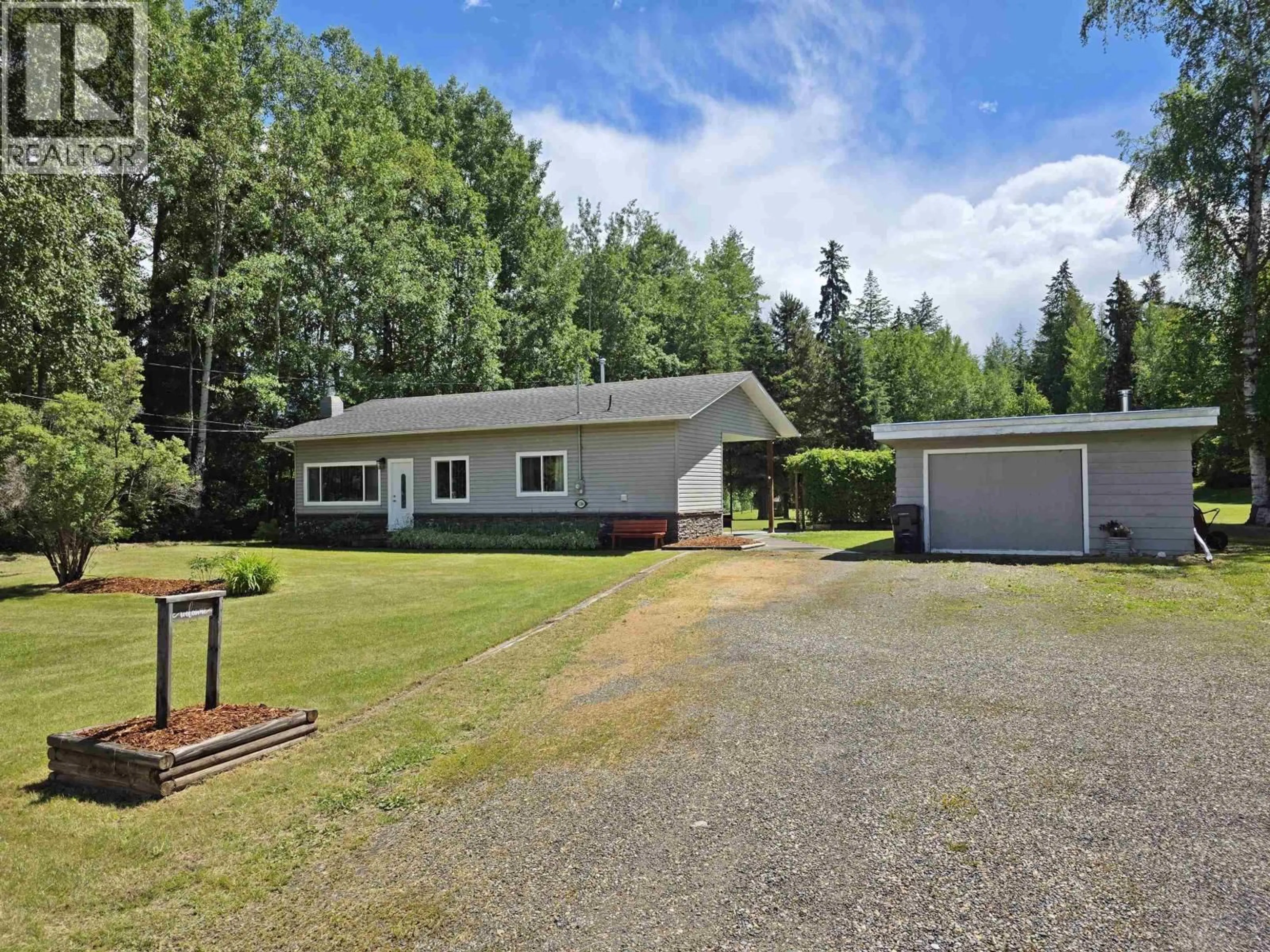 A pic from outside/outdoor area/front of a property/back of a property/a pic from drone, unknown for 1286 OAK AVENUE, Quesnel British Columbia V2J5L3