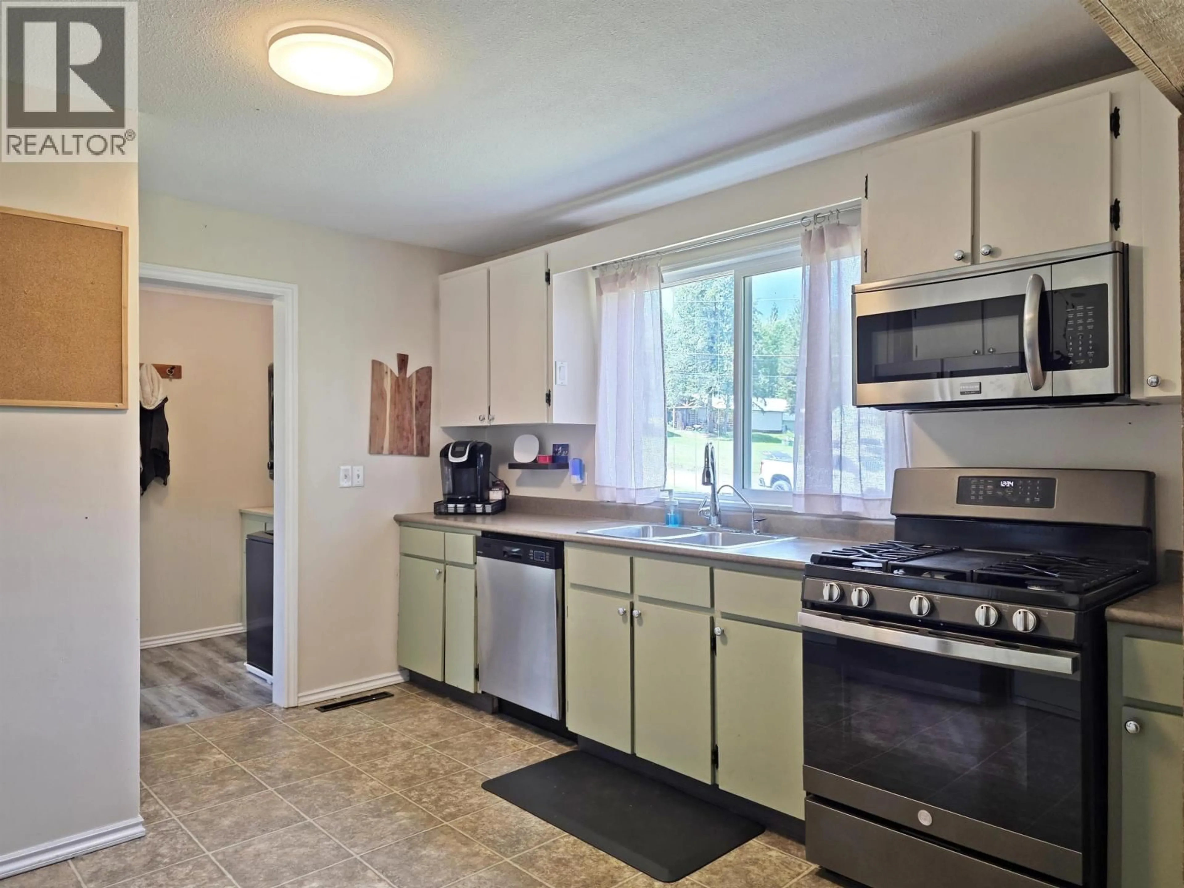 Standard kitchen, unknown for 1286 OAK AVENUE, Quesnel British Columbia V2J5L3