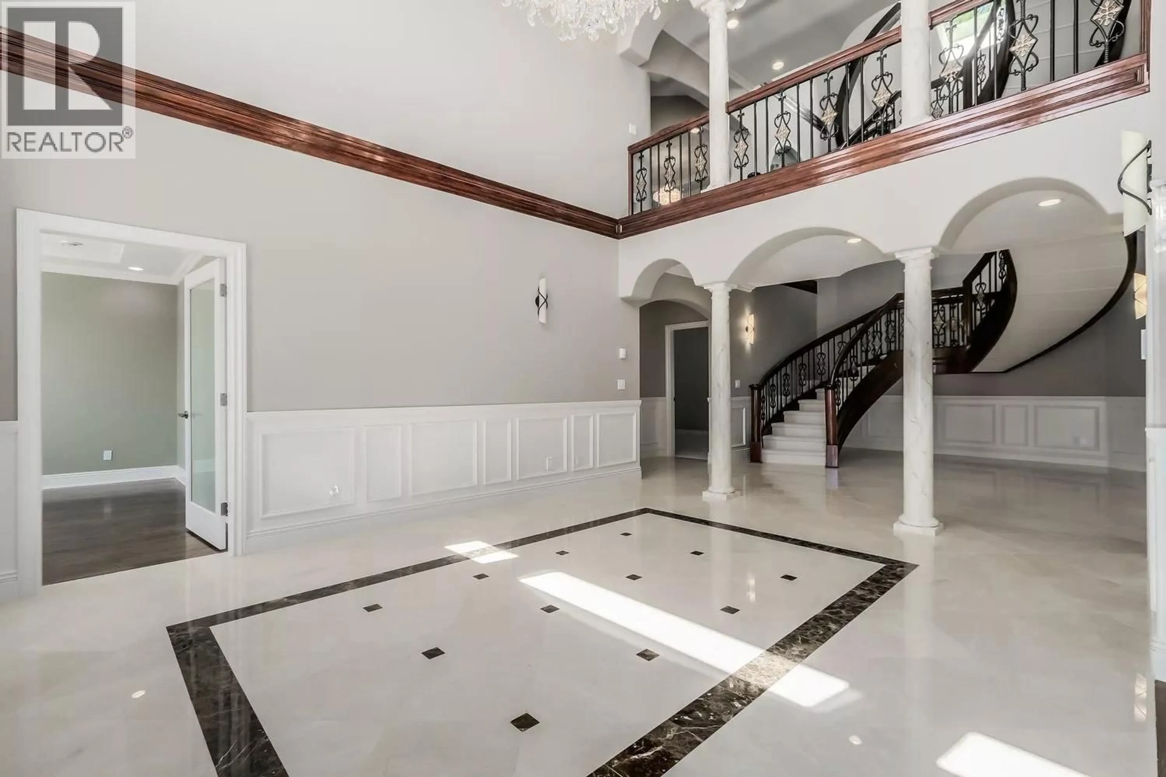 Indoor foyer for 2417 SKILIFT ROAD, West Vancouver British Columbia V7S2T5