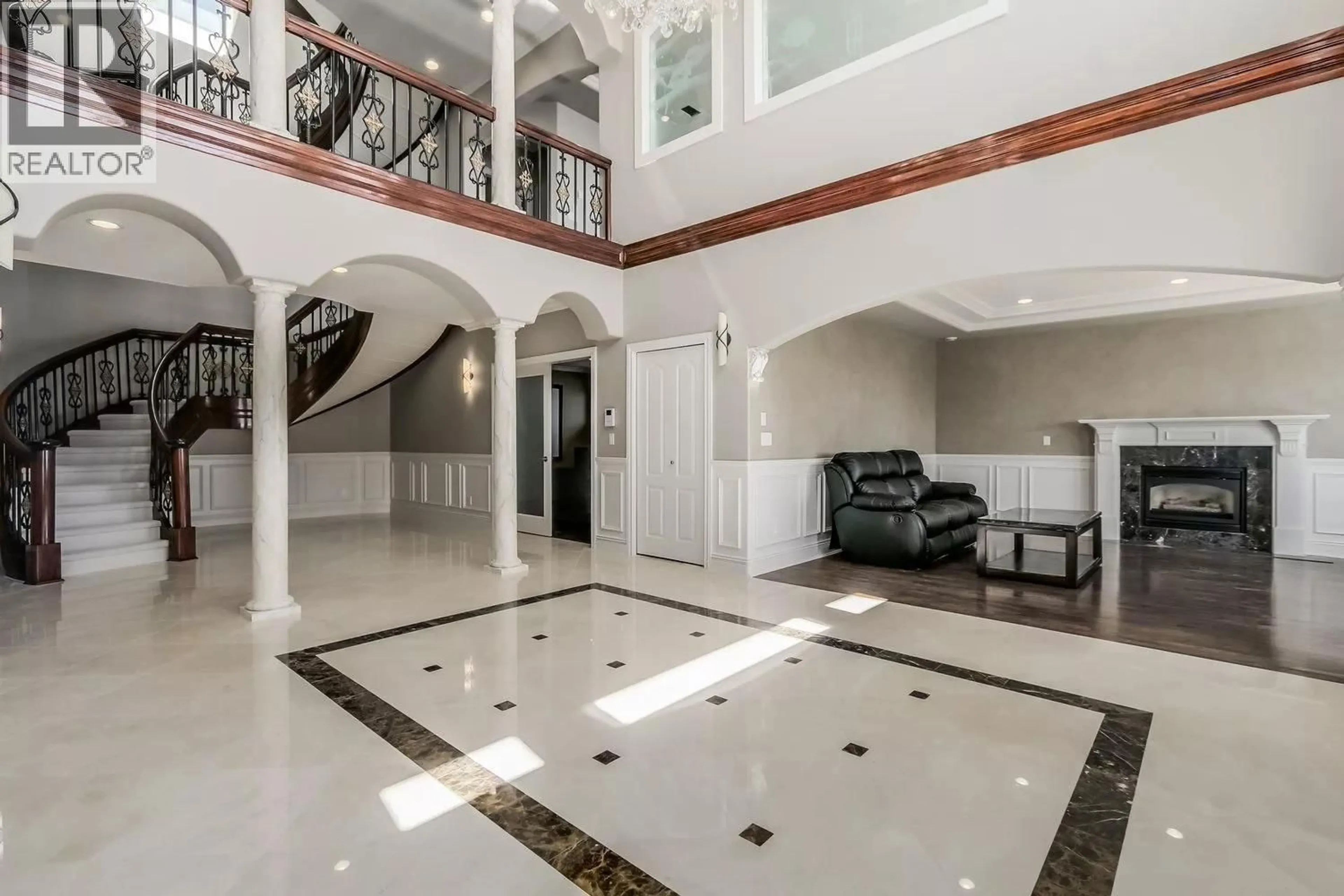 Indoor foyer for 2417 SKILIFT ROAD, West Vancouver British Columbia V7S2T5