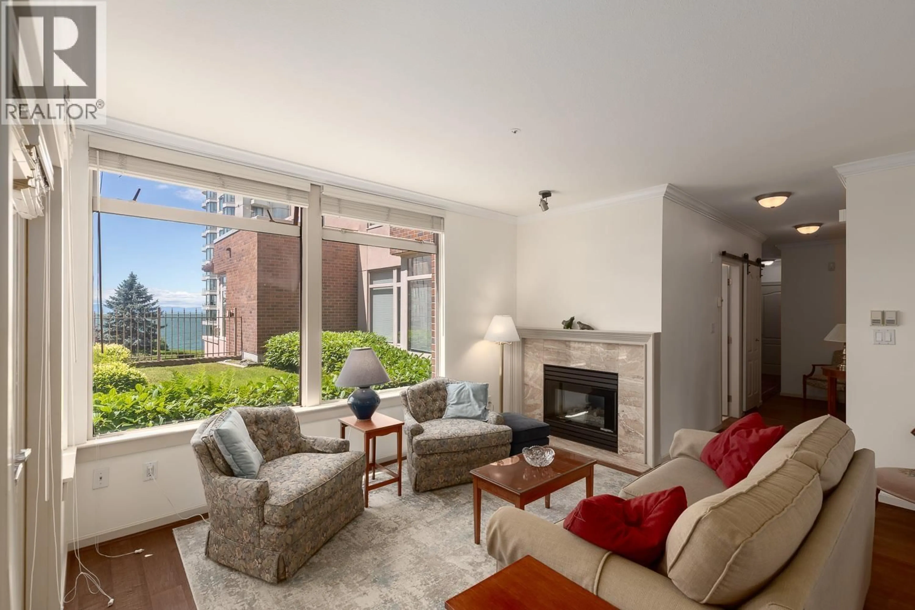Living room with furniture, unknown for 306 - 2271 BELLEVUE AVENUE, West Vancouver British Columbia V7V4X1
