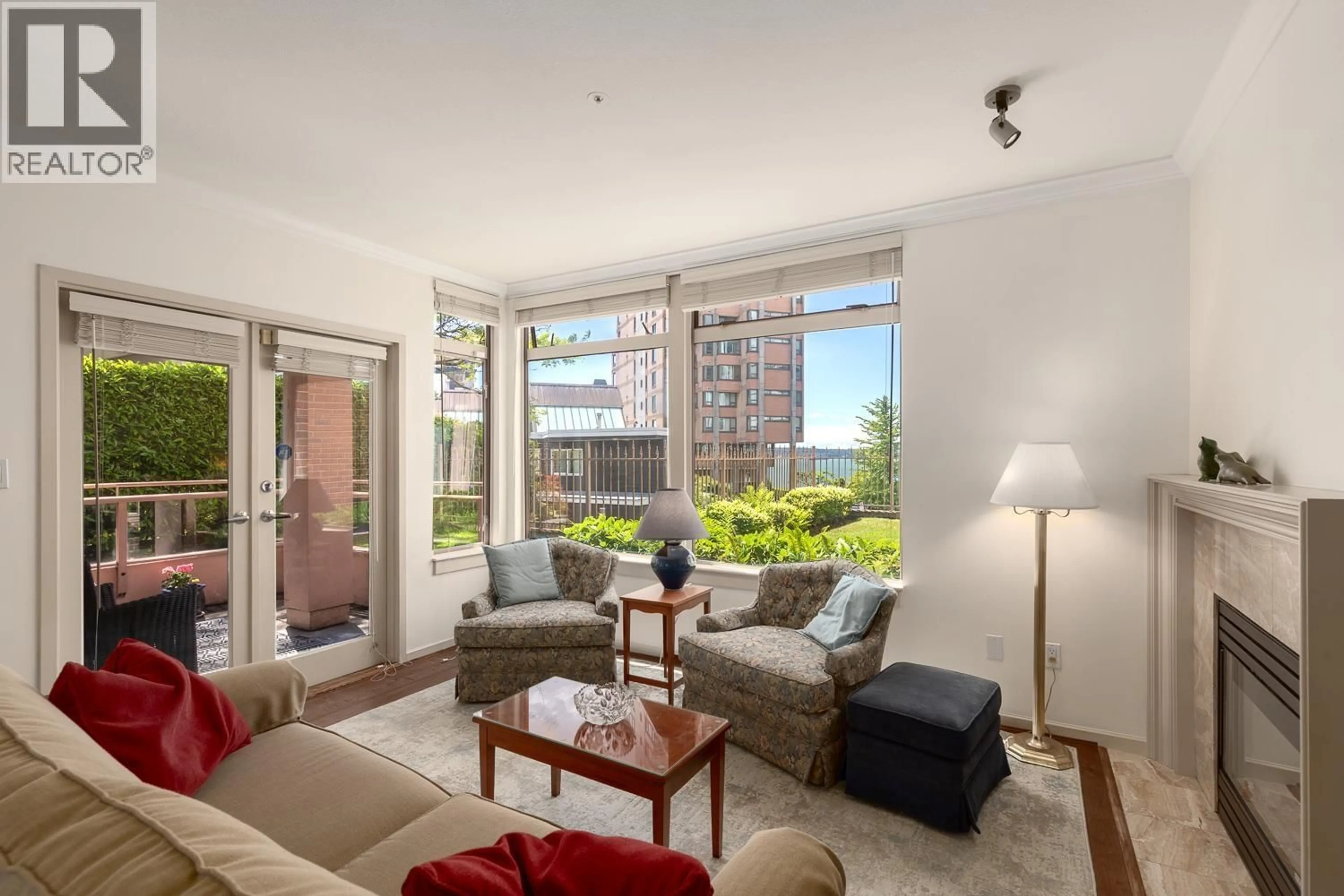 Living room with furniture, unknown for 306 - 2271 BELLEVUE AVENUE, West Vancouver British Columbia V7V4X1