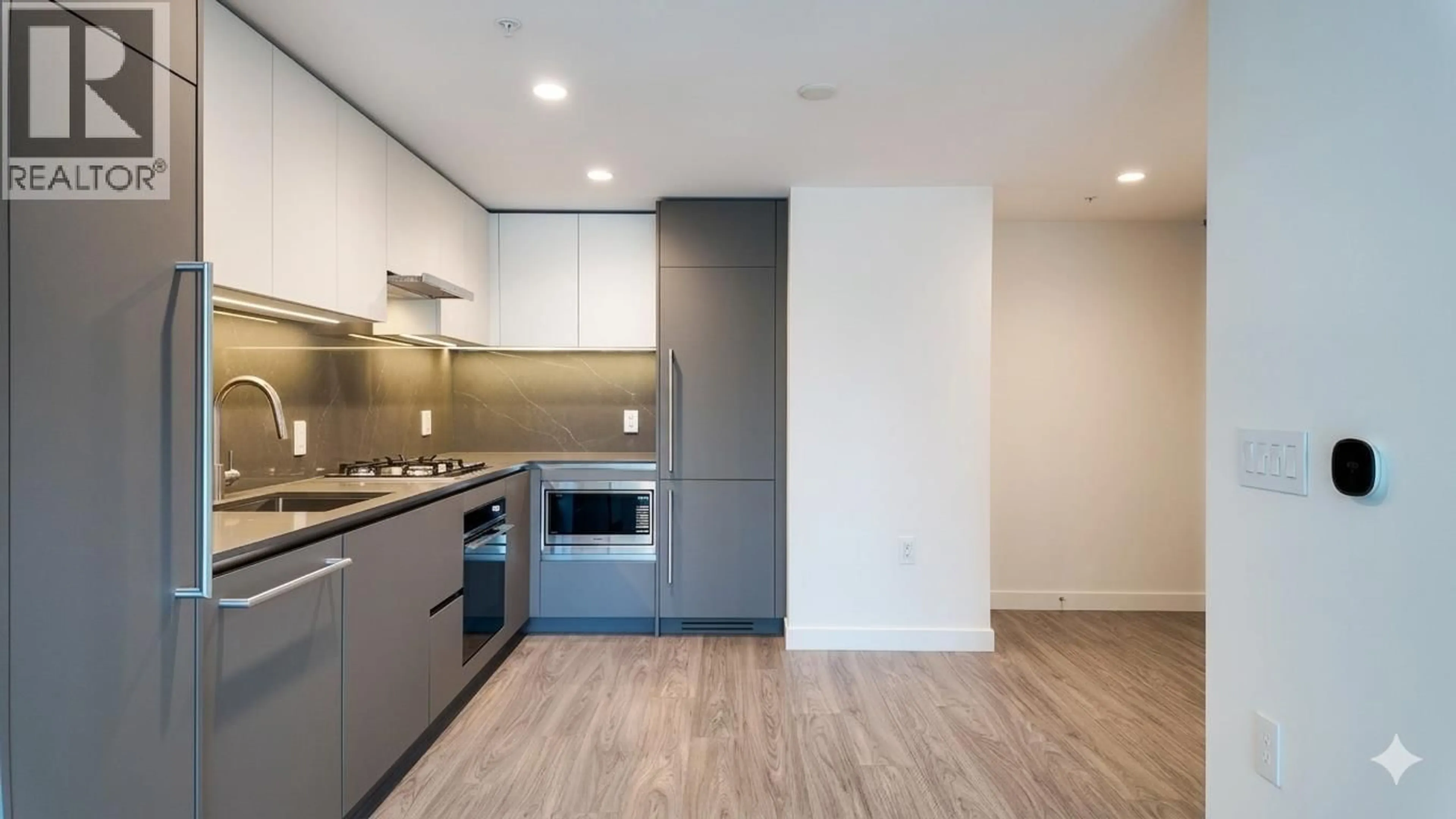 Standard kitchen, wood/laminate floor for 809 - 2135 SPRINGER AVENUE, Burnaby British Columbia V5B3K4