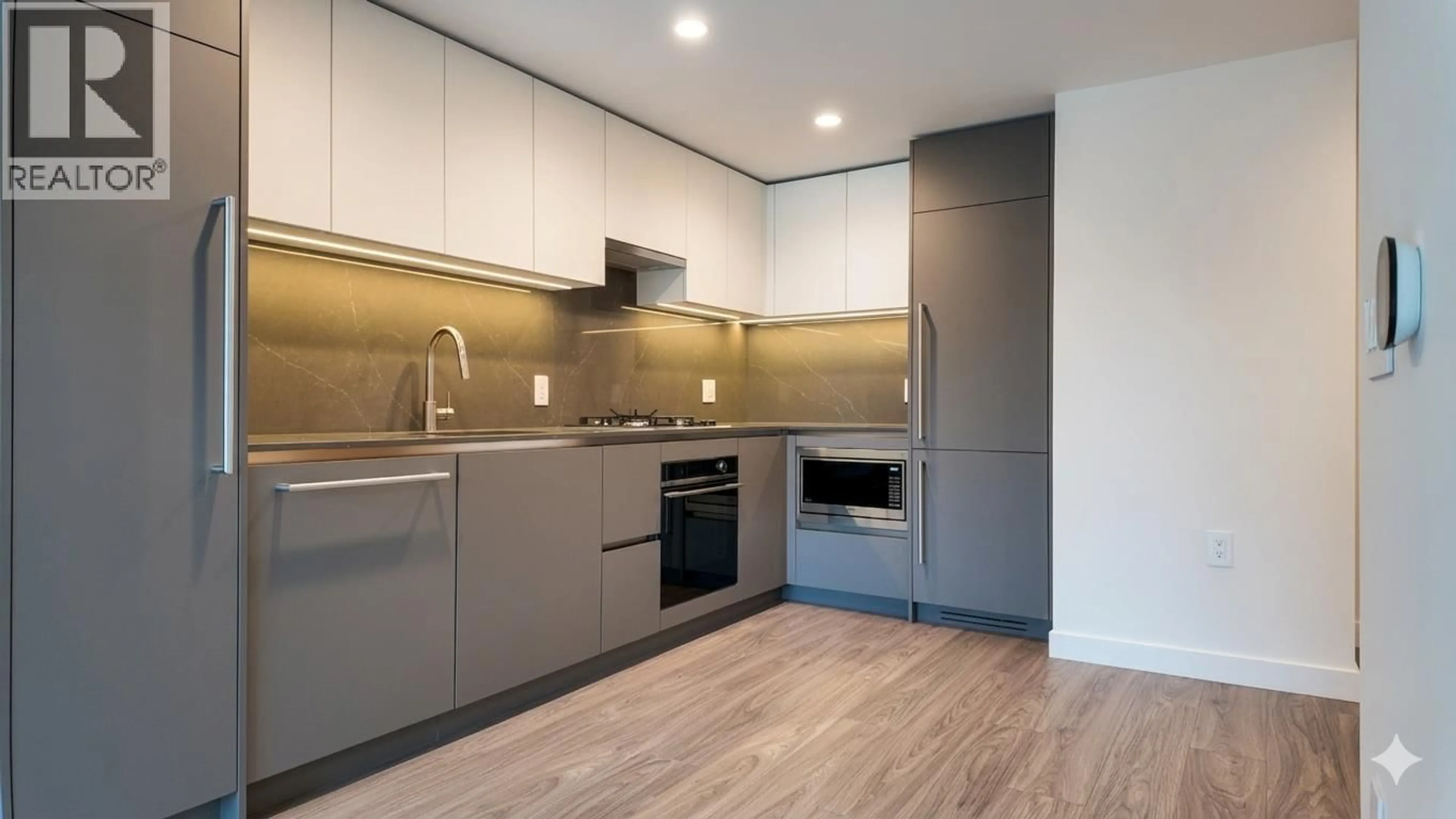 Standard kitchen, wood/laminate floor for 809 - 2135 SPRINGER AVENUE, Burnaby British Columbia V5B3K4
