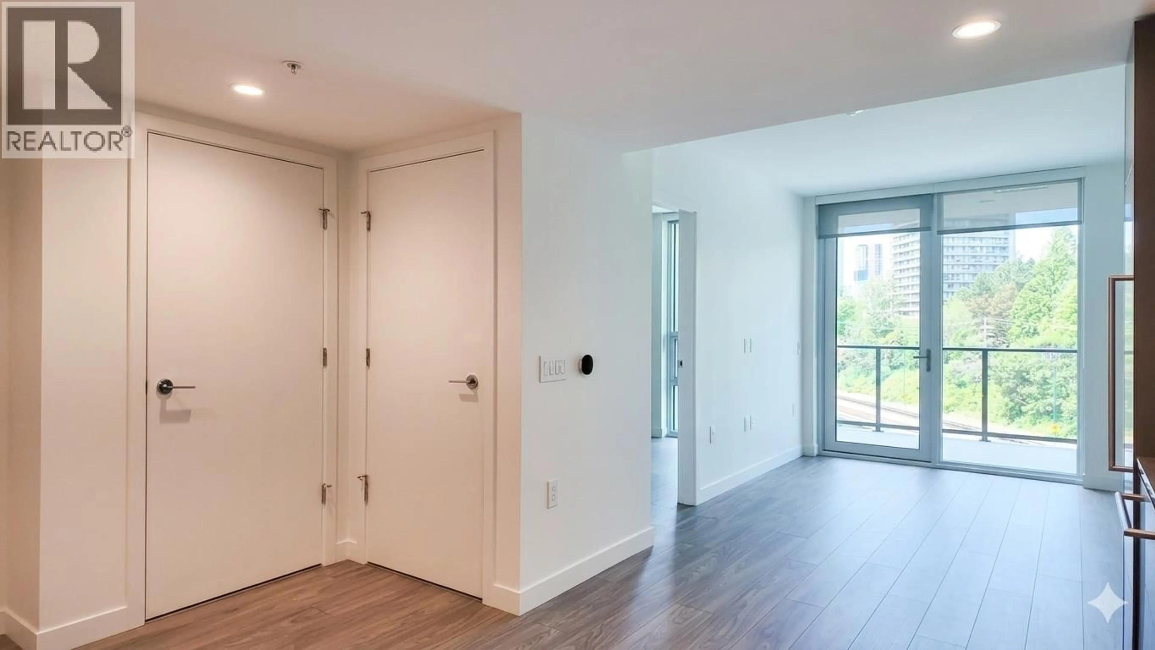Indoor foyer for 809 - 2135 SPRINGER AVENUE, Burnaby British Columbia V5B3K4