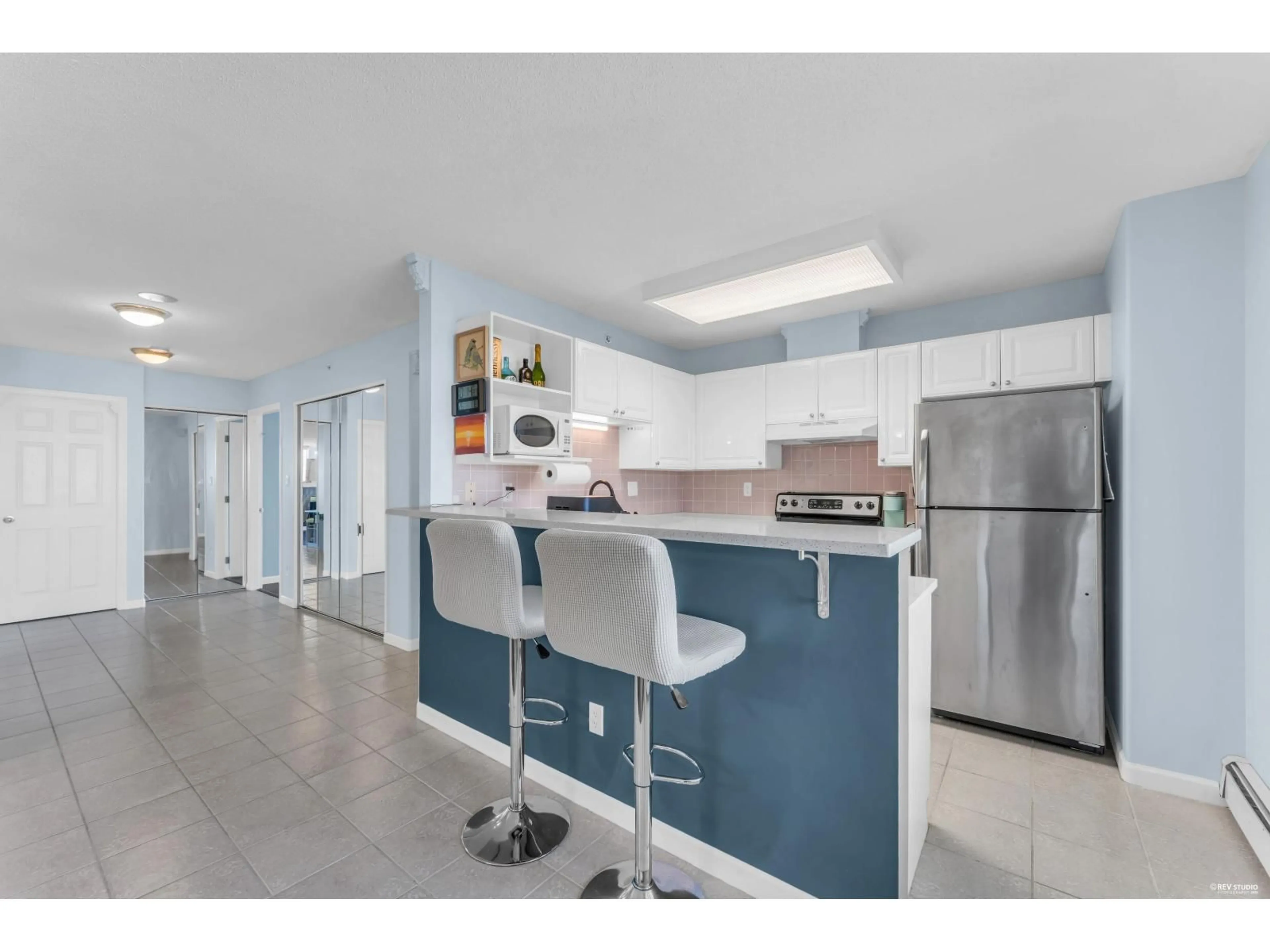 Open concept kitchen, ceramic/tile floor for 1701 - 13880 101 AVENUE, Surrey British Columbia V3T5T1