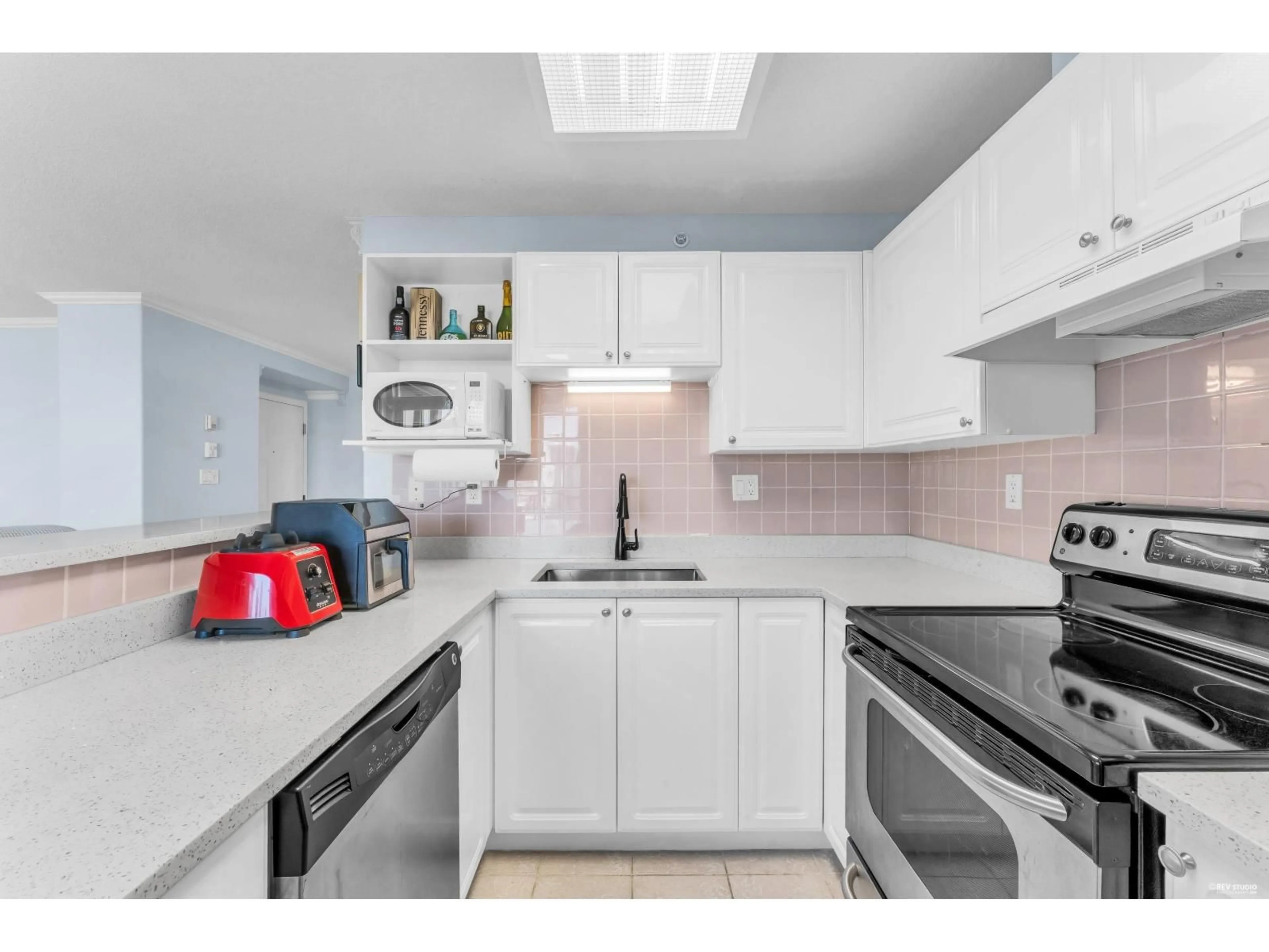 Standard kitchen, ceramic/tile floor for 1701 - 13880 101 AVENUE, Surrey British Columbia V3T5T1