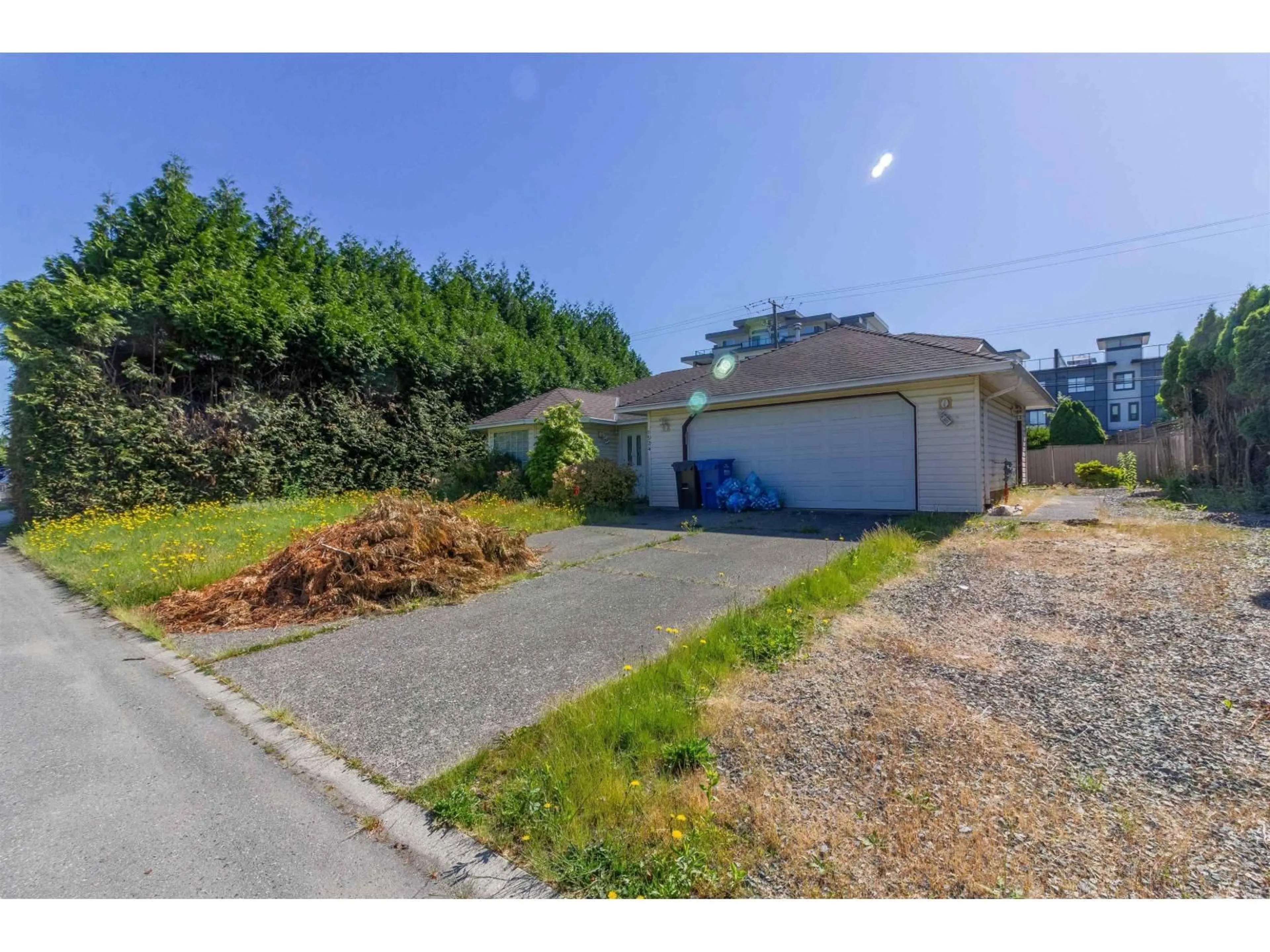 A pic from outside/outdoor area/front of a property/back of a property/a pic from drone, street for 1524 KIMBERLEY STREET, Abbotsford British Columbia V2S8B2