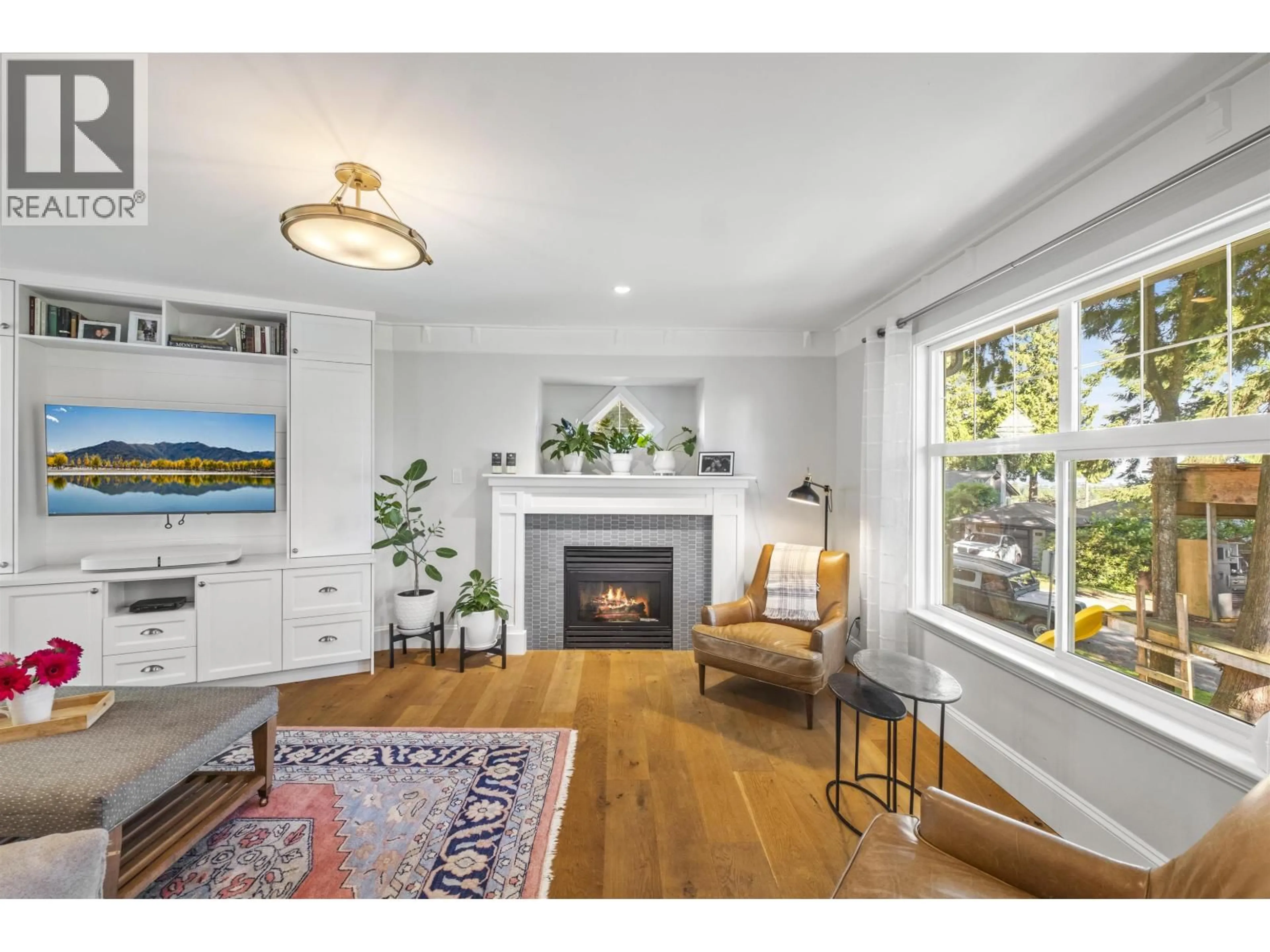 Living room with furniture, wood/laminate floor for 448 BRAND STREET, North Vancouver British Columbia V7N1G1
