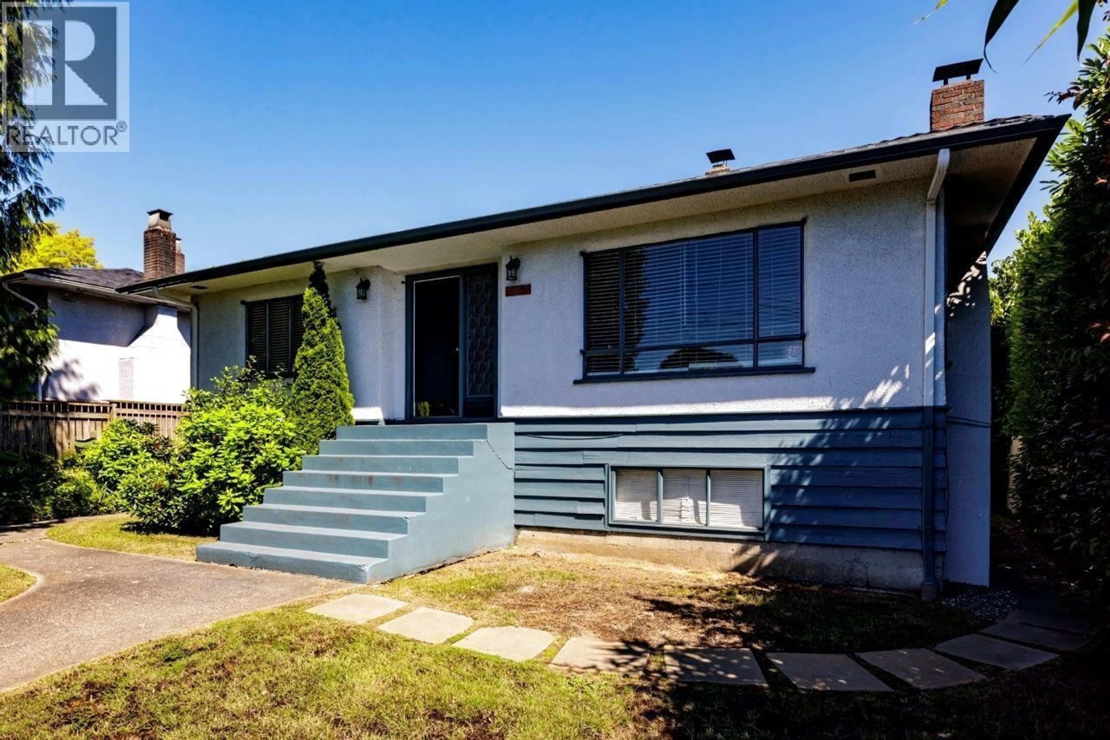 Home with vinyl exterior material, street for 836 4TH STREET, North Vancouver British Columbia V7L1K4