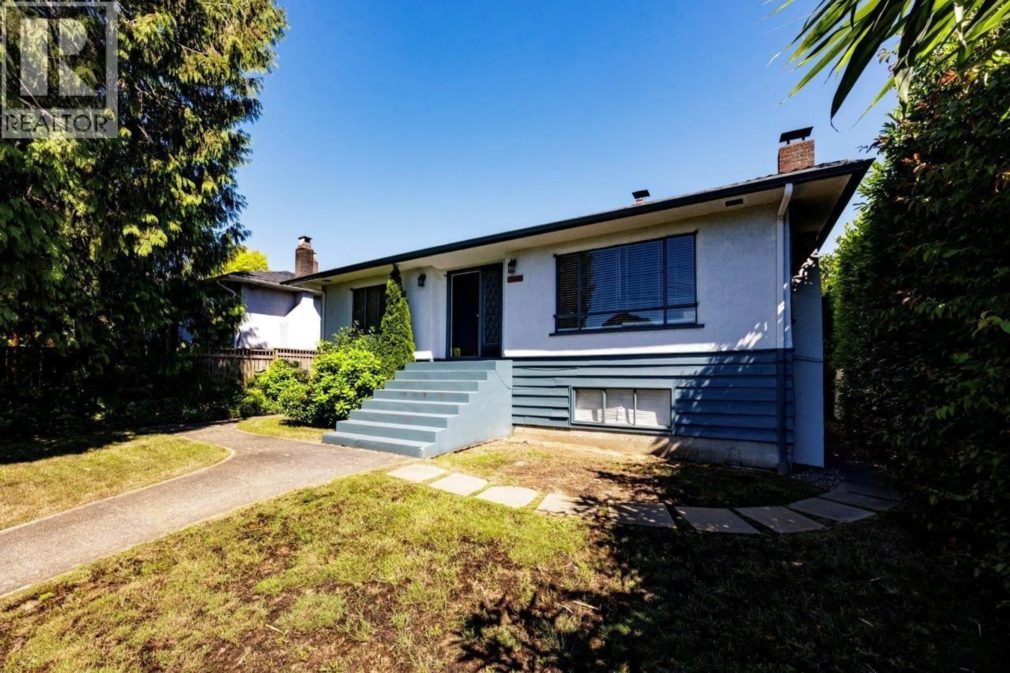 A pic from outside/outdoor area/front of a property/back of a property/a pic from drone, street for 836 4TH STREET, North Vancouver British Columbia V7L1K4
