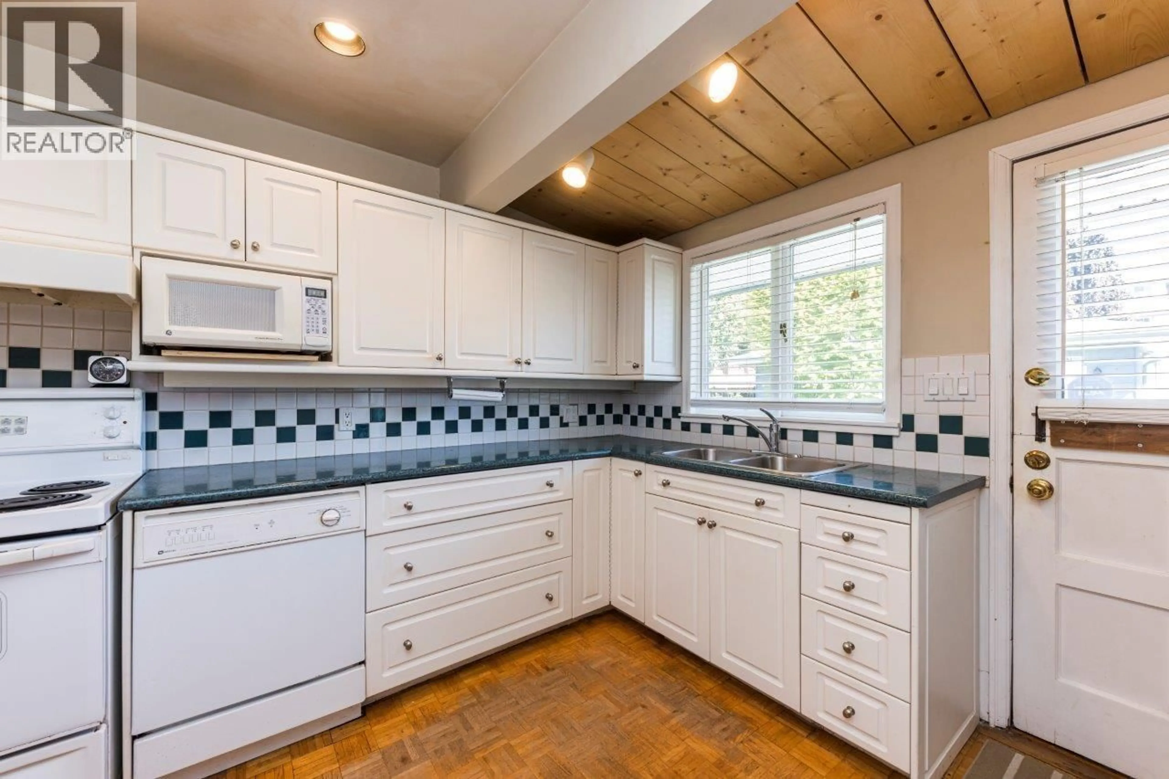 Standard kitchen, ceramic/tile floor for 836 4TH STREET, North Vancouver British Columbia V7L1K4