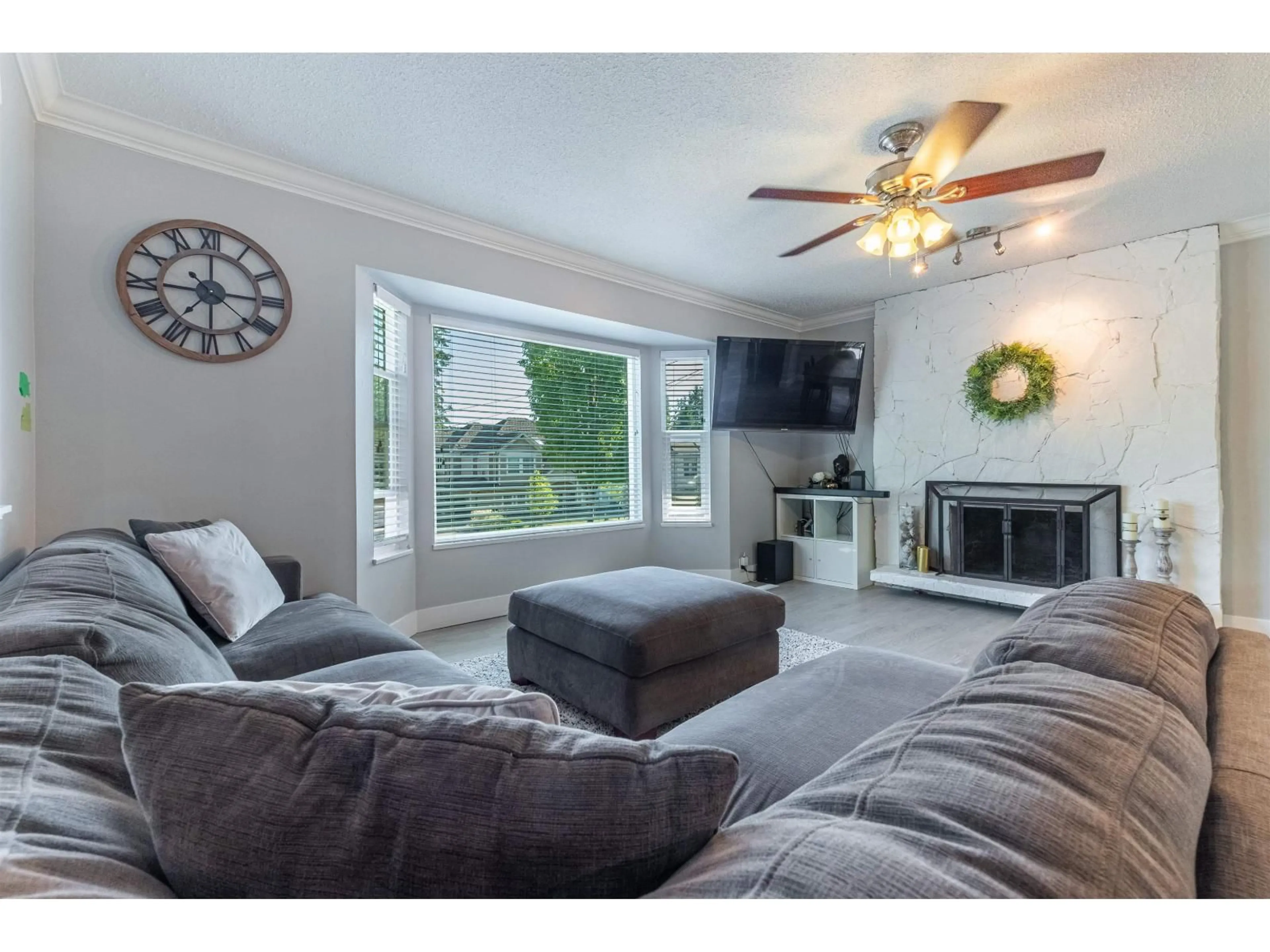 Living room with furniture, unknown for 14917 92 AVENUE, Surrey British Columbia V3R1B9