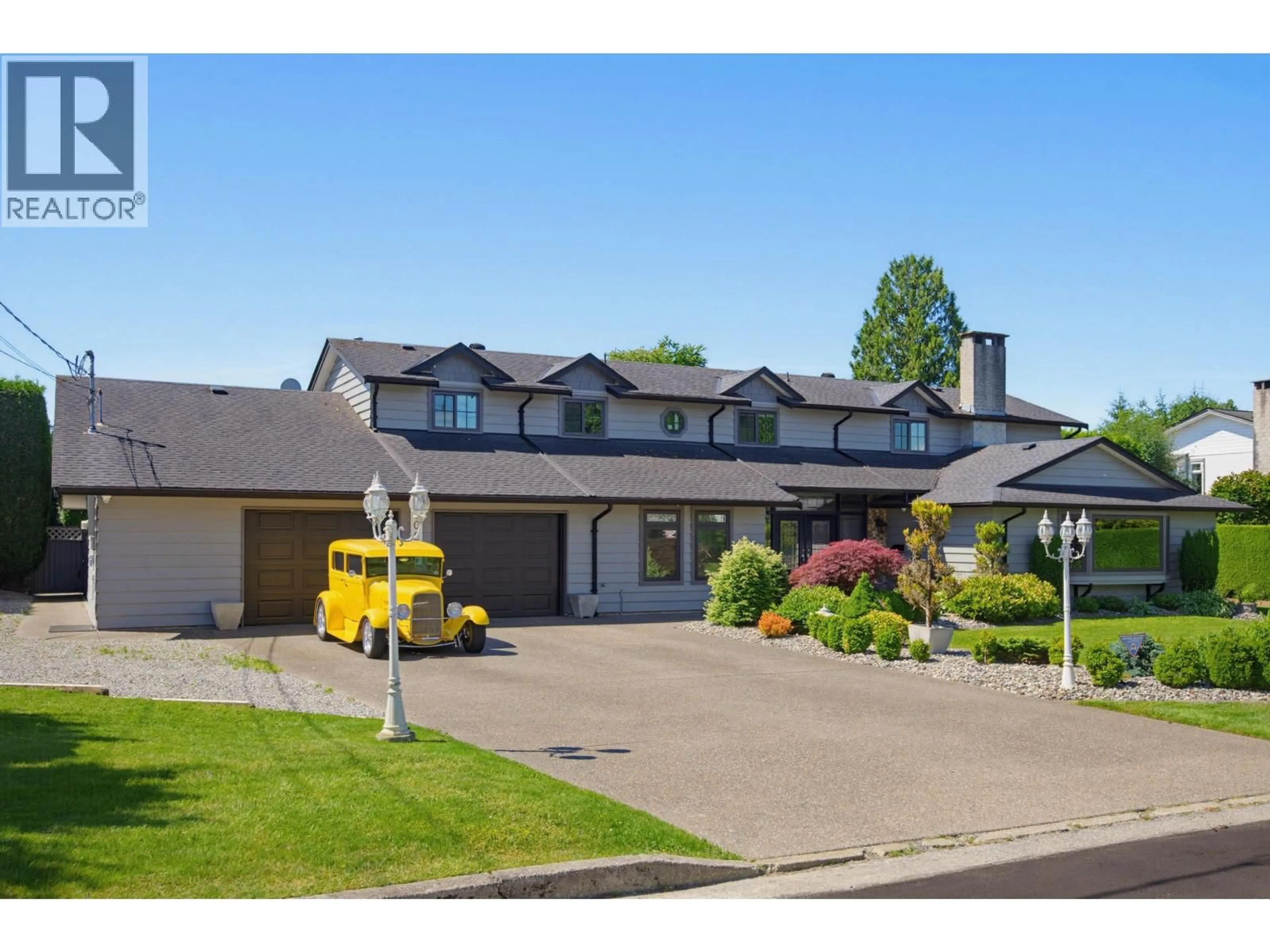 A pic from outside/outdoor area/front of a property/back of a property/a pic from drone, street for 20214 PATTERSON AVENUE, Maple Ridge British Columbia V2X2P4