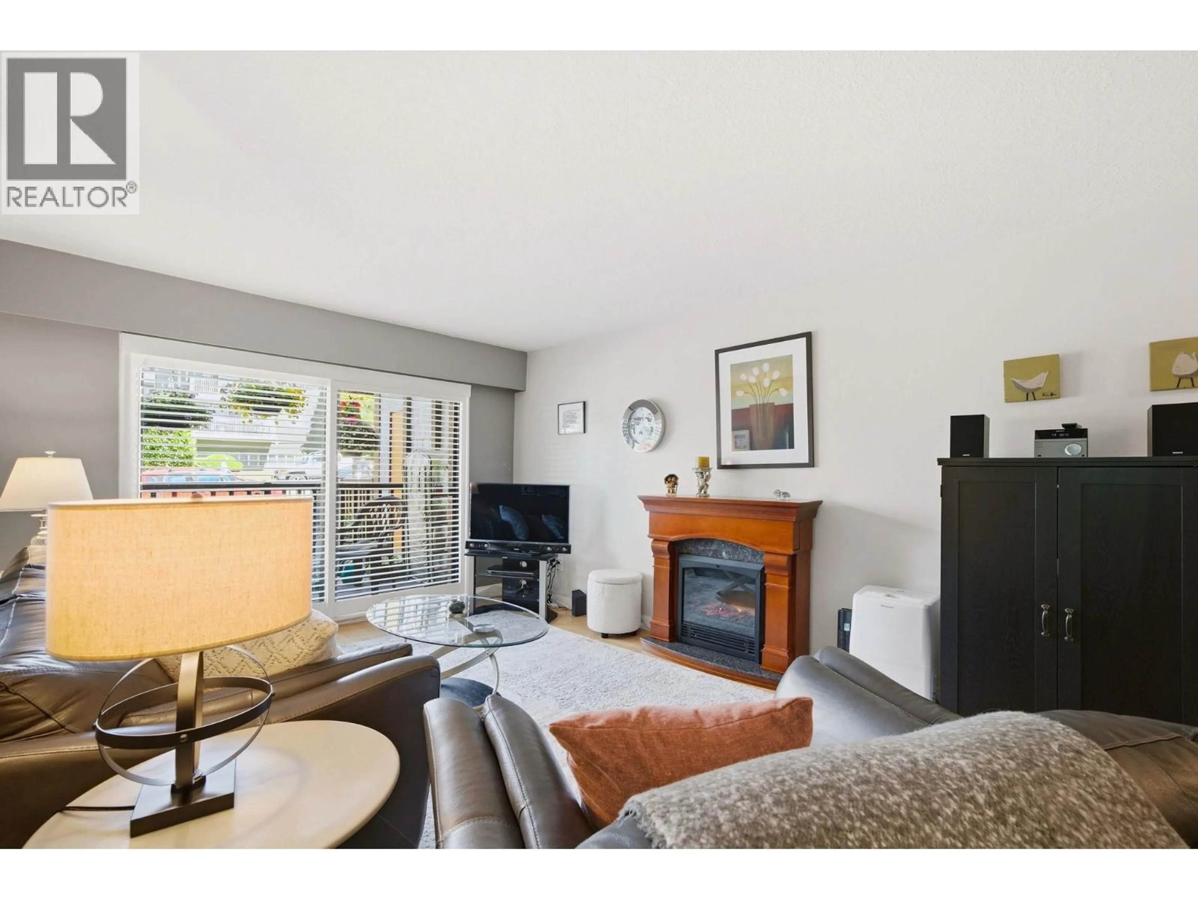 Living room with furniture, unknown for 101 - 123 19TH STREET, North Vancouver British Columbia V7L2Y9