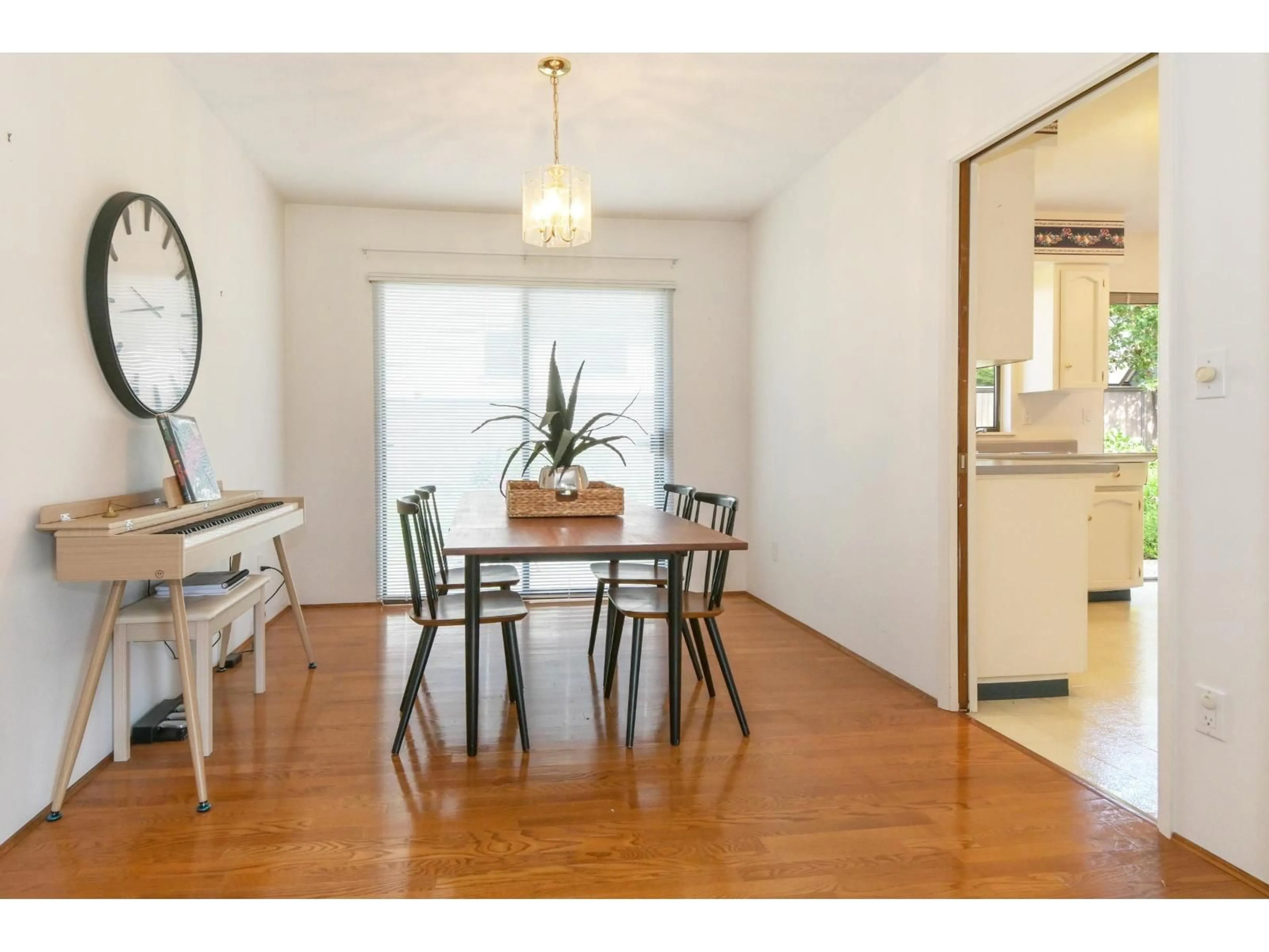 Dining room, wood/laminate floor for 2560 127 STREET, Surrey British Columbia V4A5S6