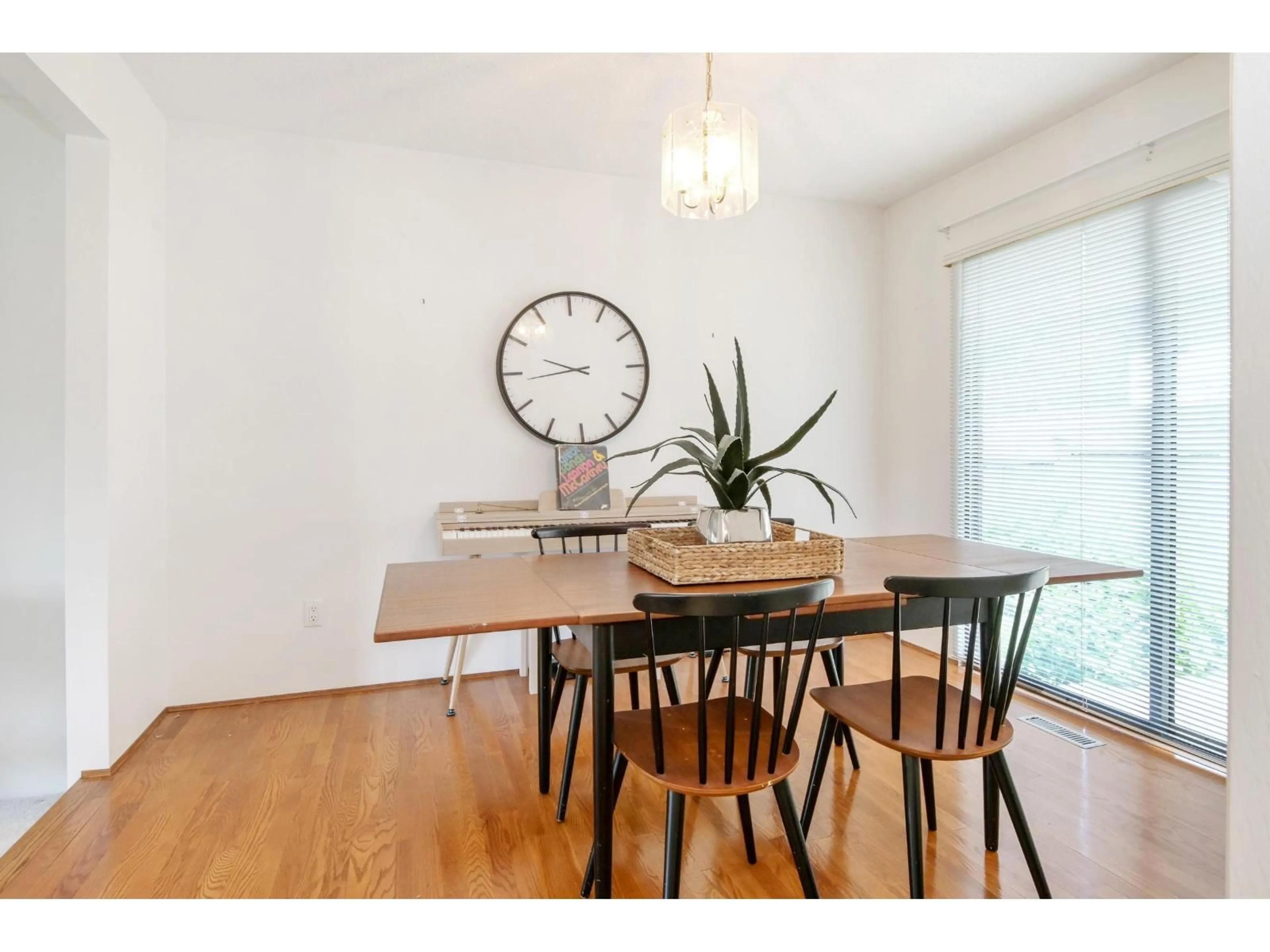 Dining room, wood/laminate floor for 2560 127 STREET, Surrey British Columbia V4A5S6