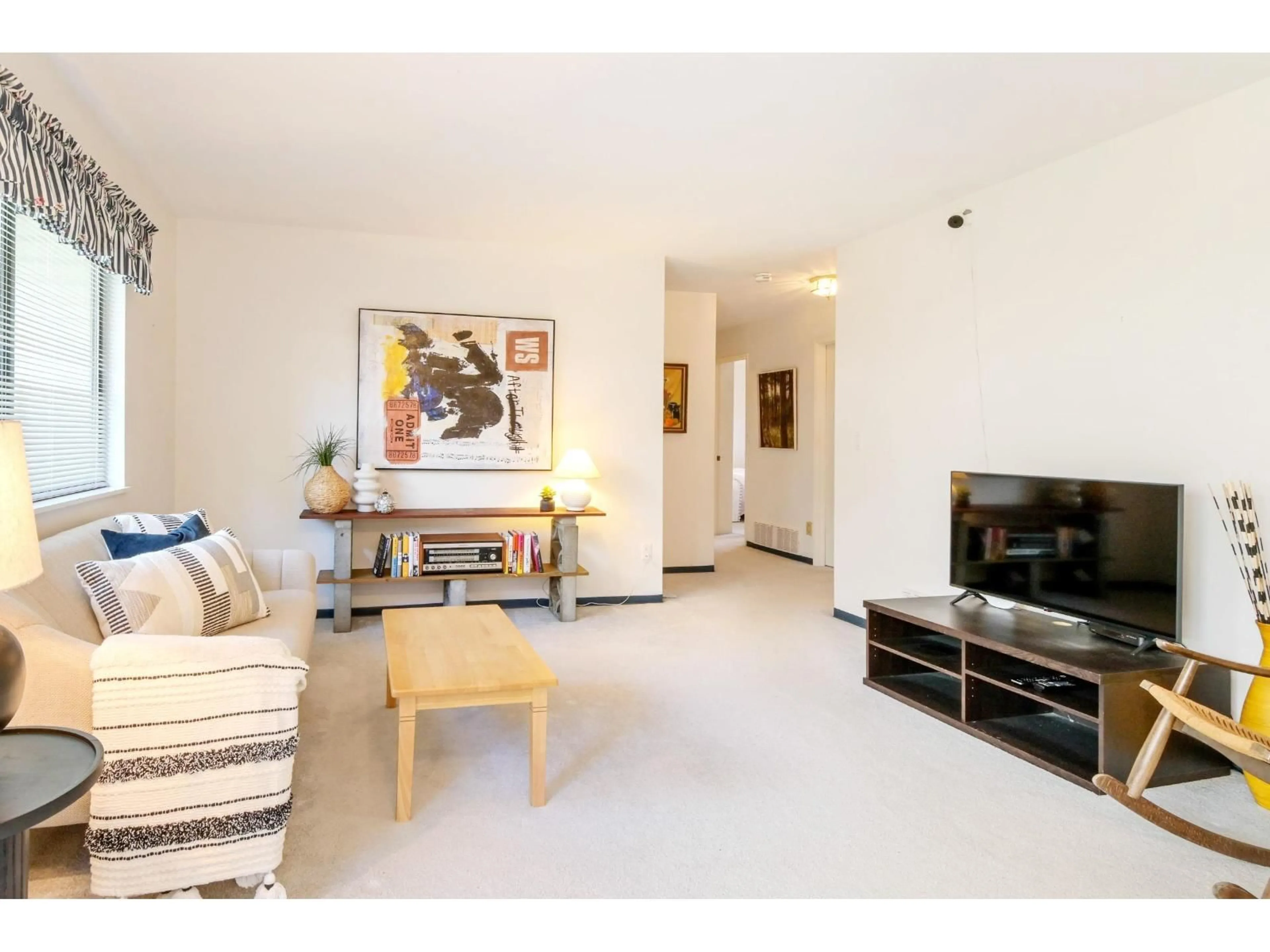 Living room with furniture, unknown for 2560 127 STREET, Surrey British Columbia V4A5S6