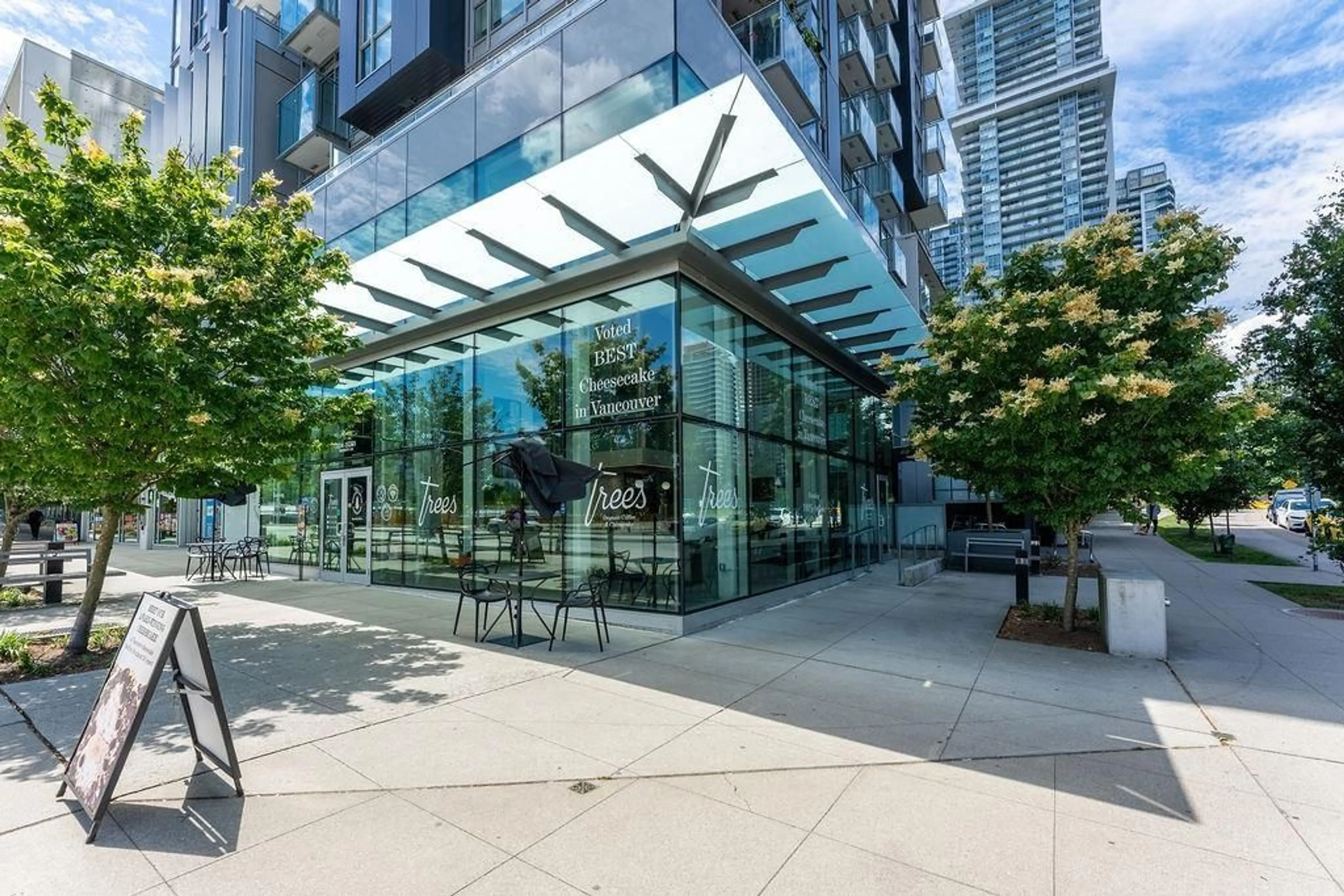 Indoor foyer for 605 - 13438 CENTRAL AVENUE, Surrey British Columbia V3T0N2