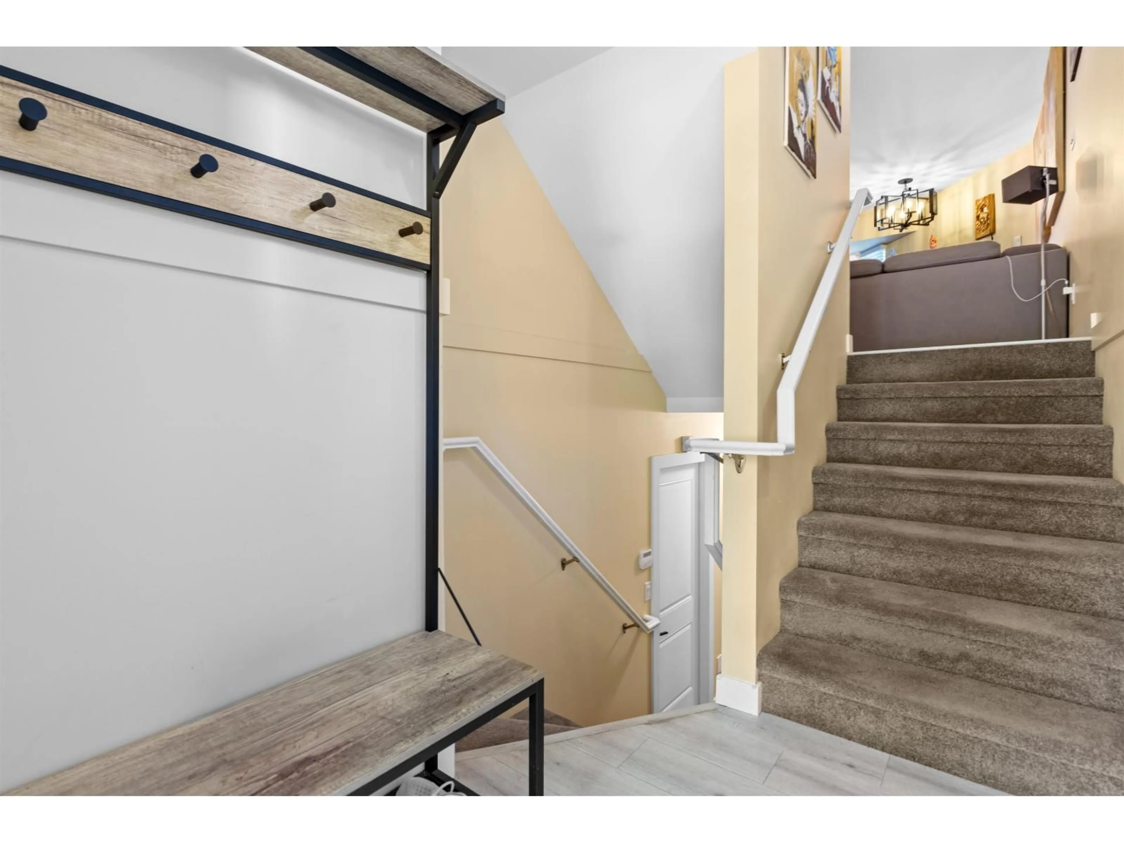 Indoor entryway for 27 - 15550 89 AVENUE, Surrey British Columbia V3R1N1