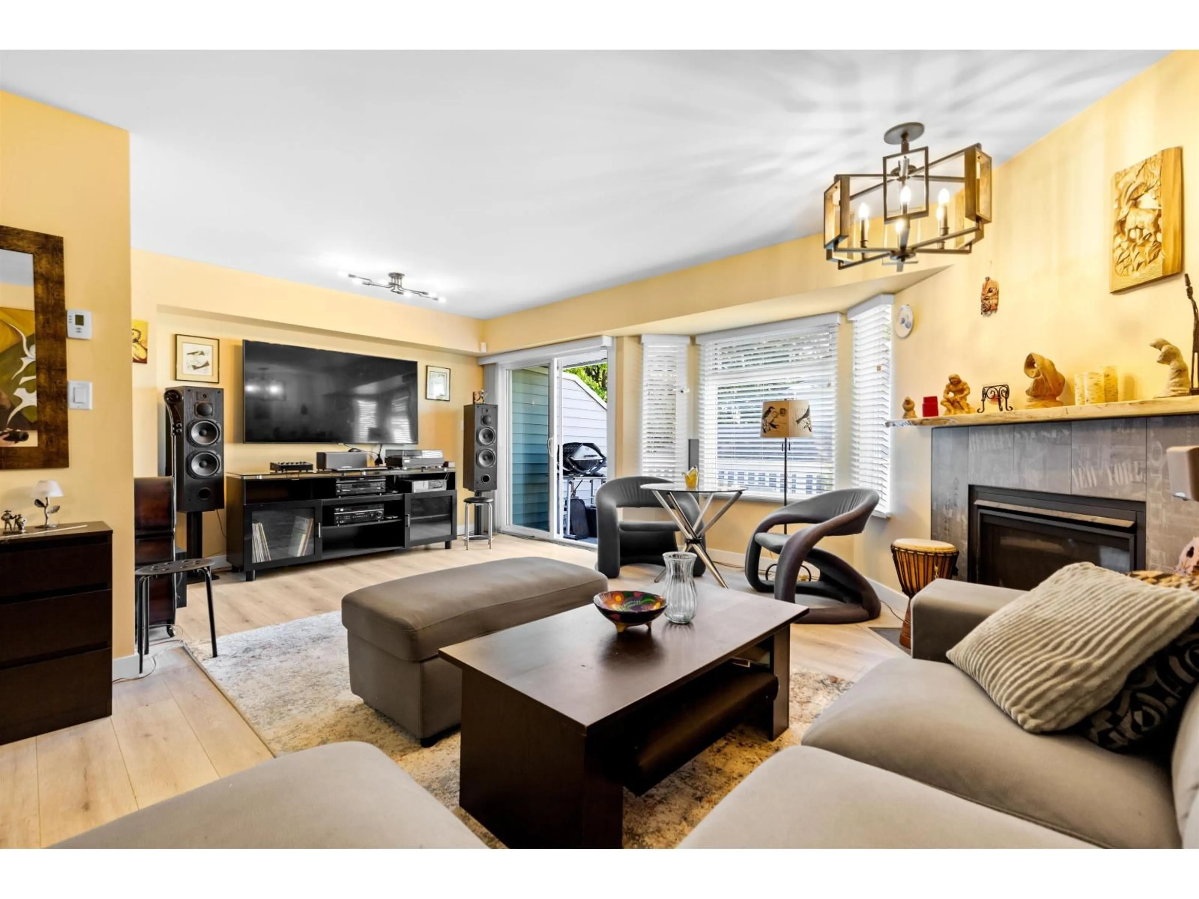 Living room with furniture, unknown for 27 - 15550 89 AVENUE, Surrey British Columbia V3R1N1