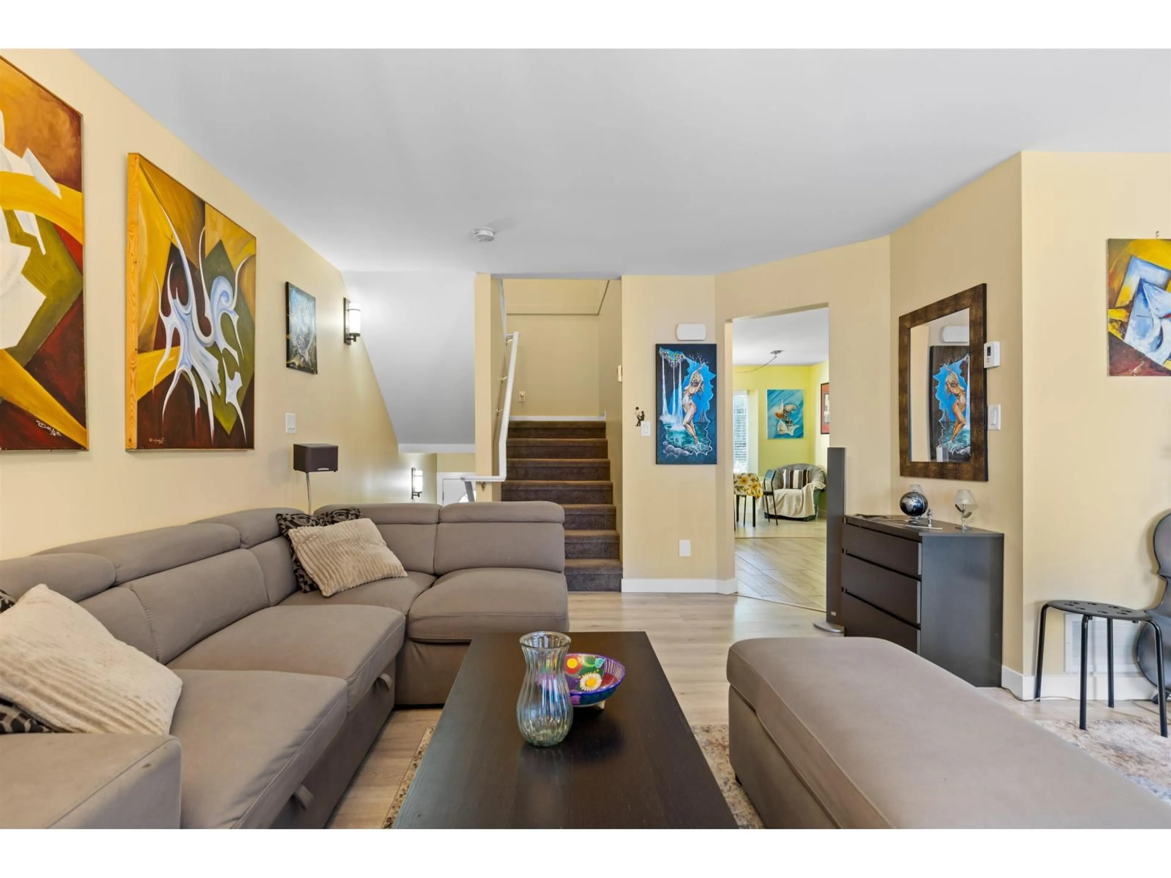 Living room with furniture, unknown for 27 - 15550 89 AVENUE, Surrey British Columbia V3R1N1