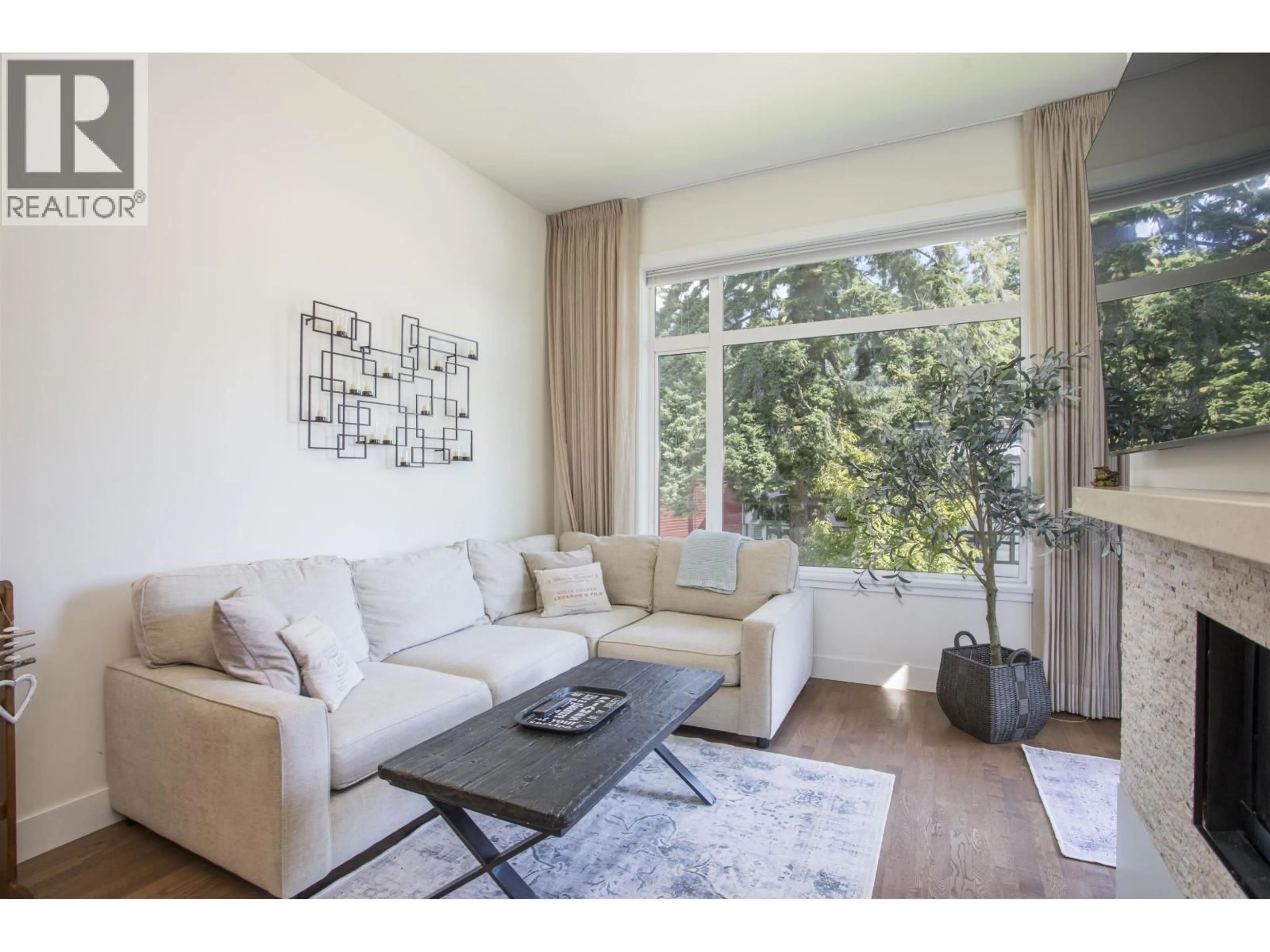 Living room with furniture, wood/laminate floor for 300 - 2432 HAYWOOD AVENUE, West Vancouver British Columbia V7V1Y1