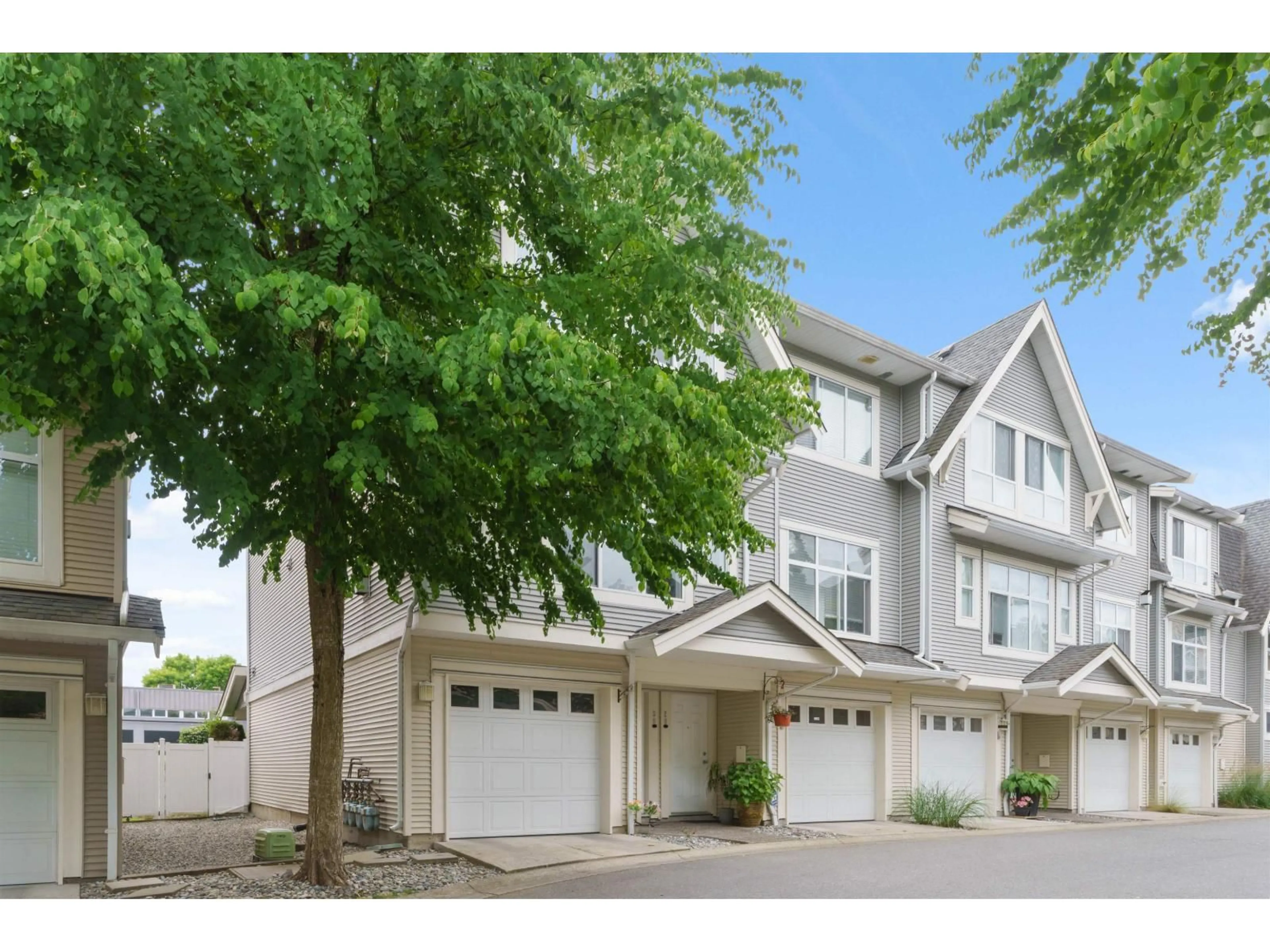 Home with vinyl exterior material, street for 30 - 6450 199 STREET, Langley British Columbia V2Y2X1