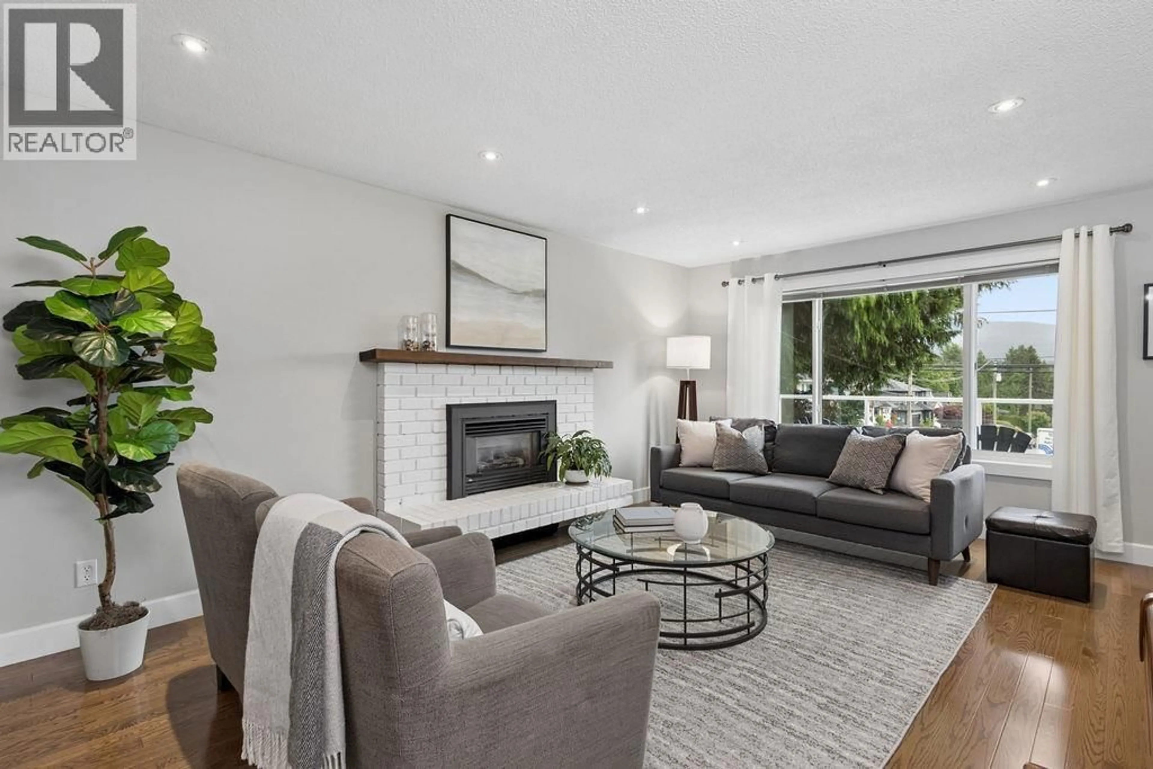 Living room with furniture, unknown for 3285 FROMME ROAD, North Vancouver British Columbia V7K2E1