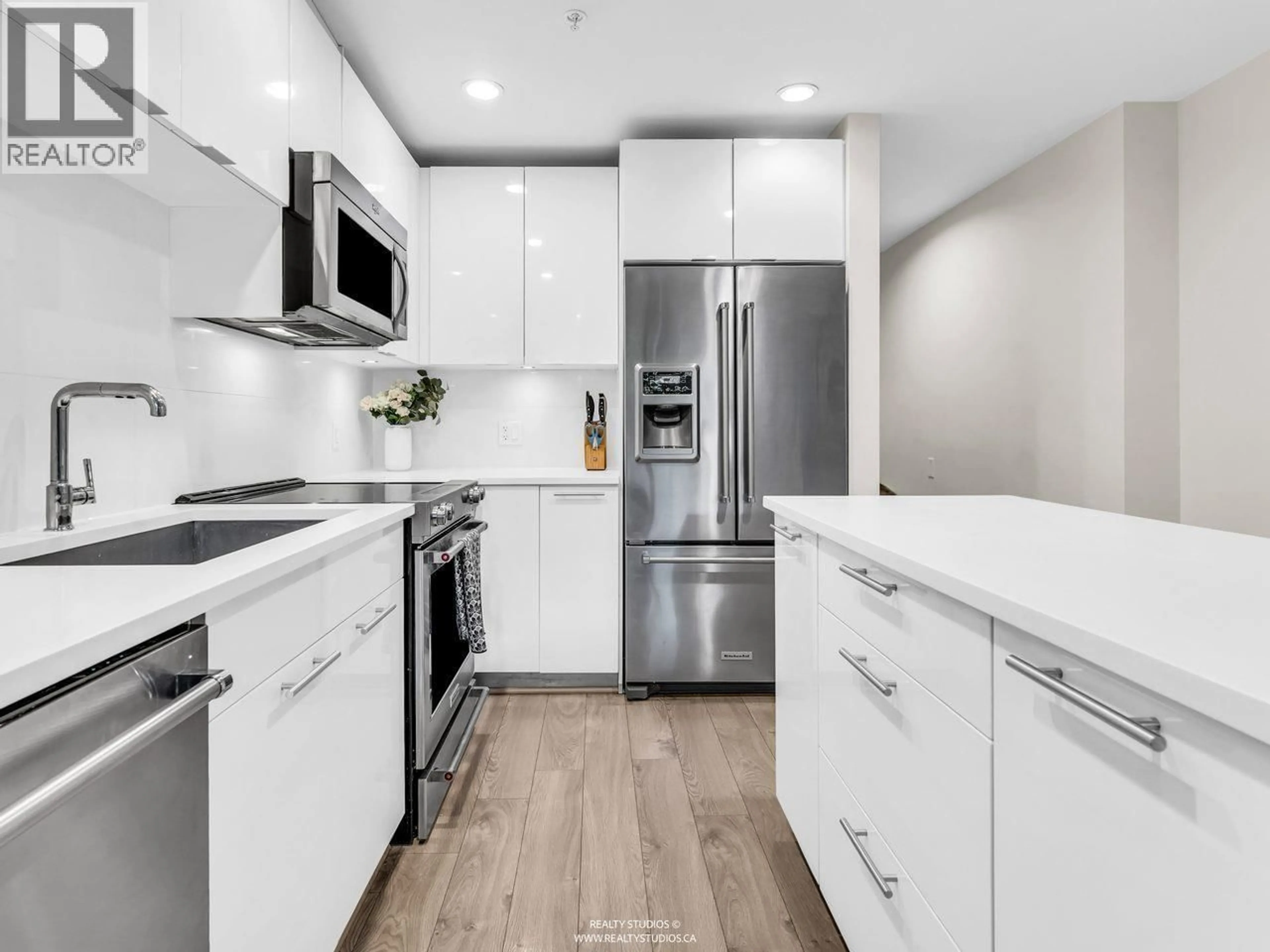 Contemporary kitchen, unknown for 117 - 723 3RD STREET, North Vancouver British Columbia V7M0E4