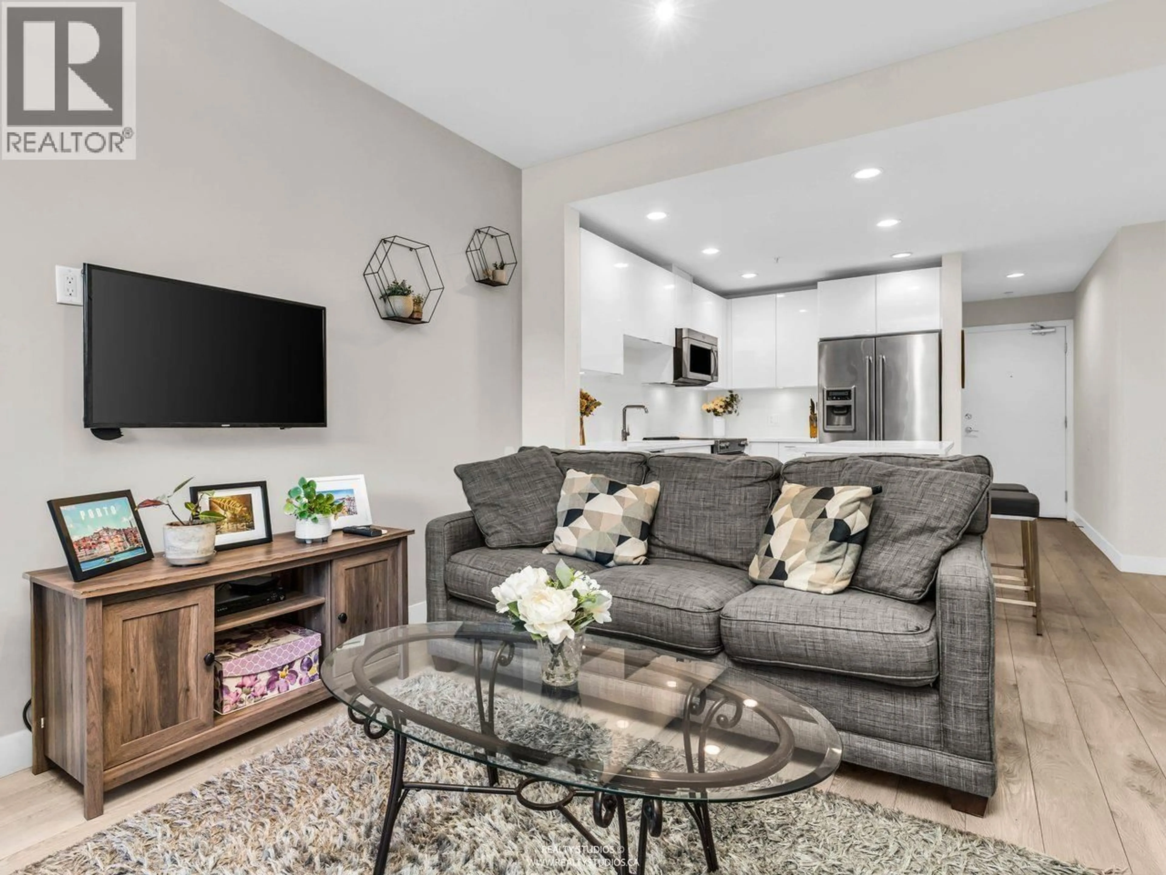 Living room with furniture, unknown for 117 - 723 3RD STREET, North Vancouver British Columbia V7M0E4