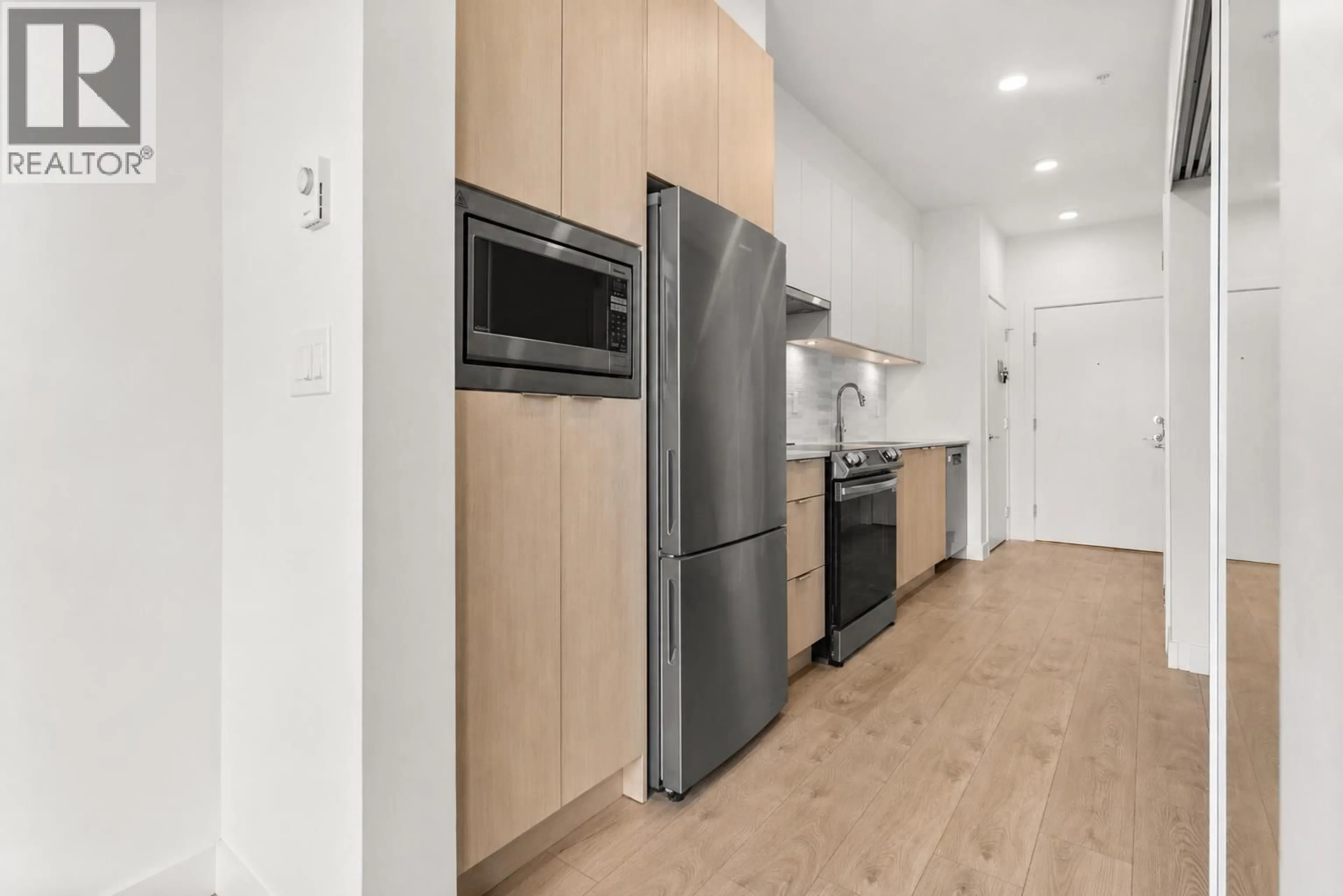 Standard kitchen, wood/laminate floor for 502 - 2499 RABBIT DRIVE, Tsawwassen British Columbia V4M0G4