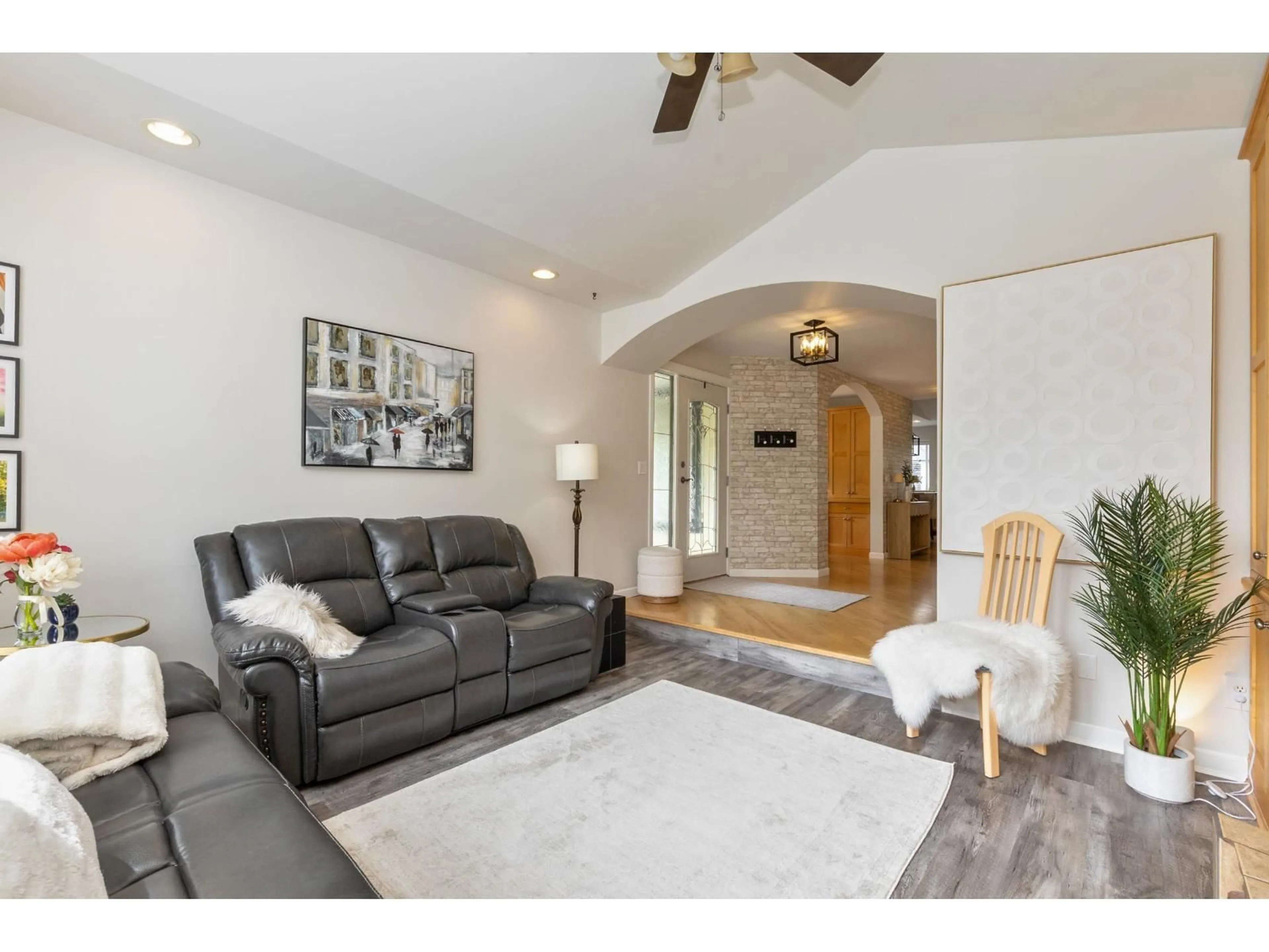 Living room with furniture, unknown for 32777 CHILCOTIN DRIVE, Abbotsford British Columbia V2T5W4