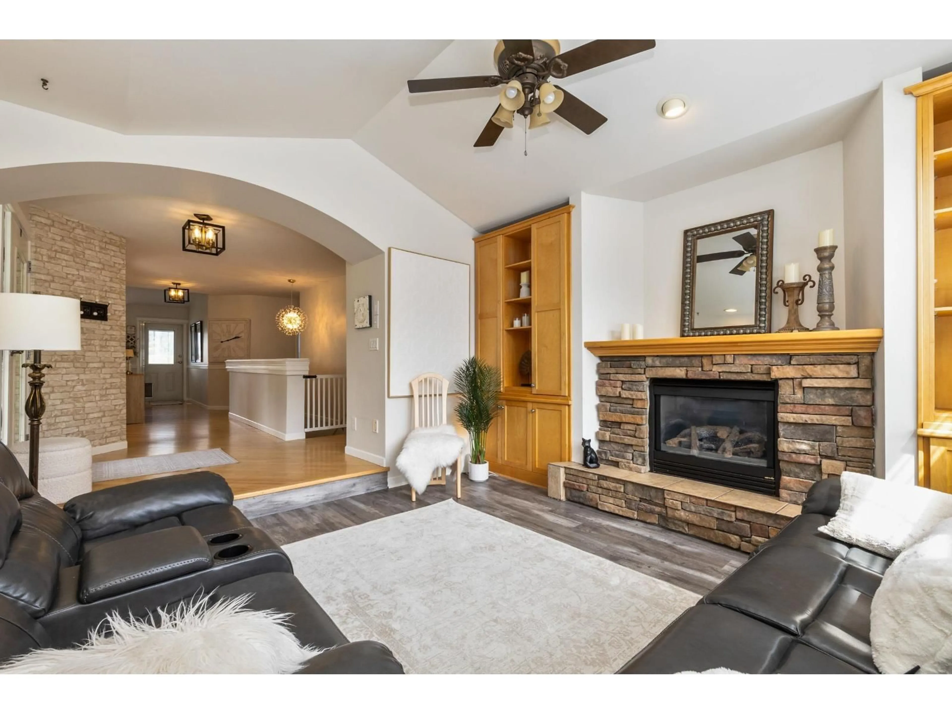 Living room with furniture, wood/laminate floor for 32777 CHILCOTIN DRIVE, Abbotsford British Columbia V2T5W4