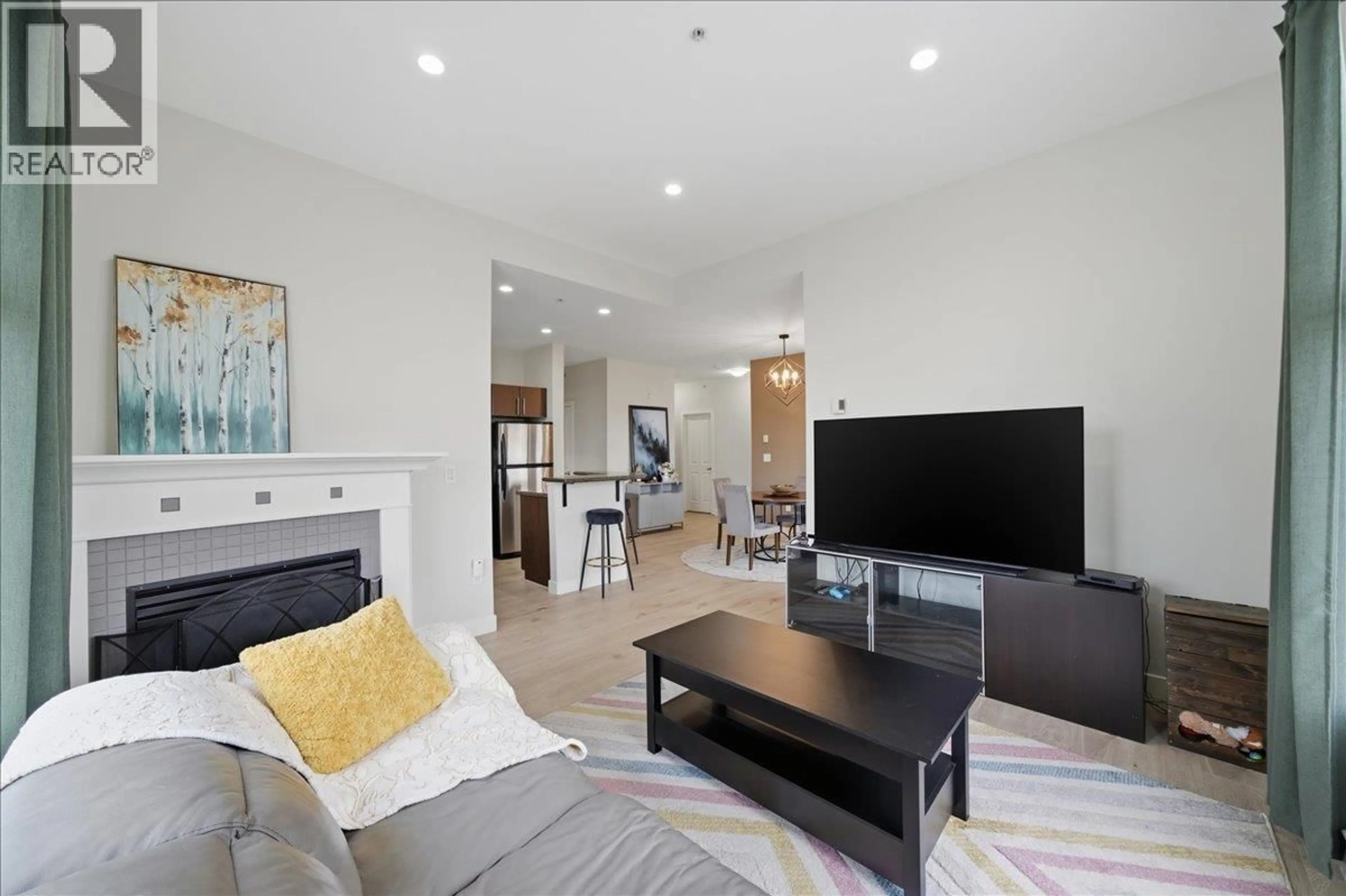 Living room with furniture, unknown for 410 - 2478 SHAUGHNESSY STREET, Port Coquitlam British Columbia V3C0A1