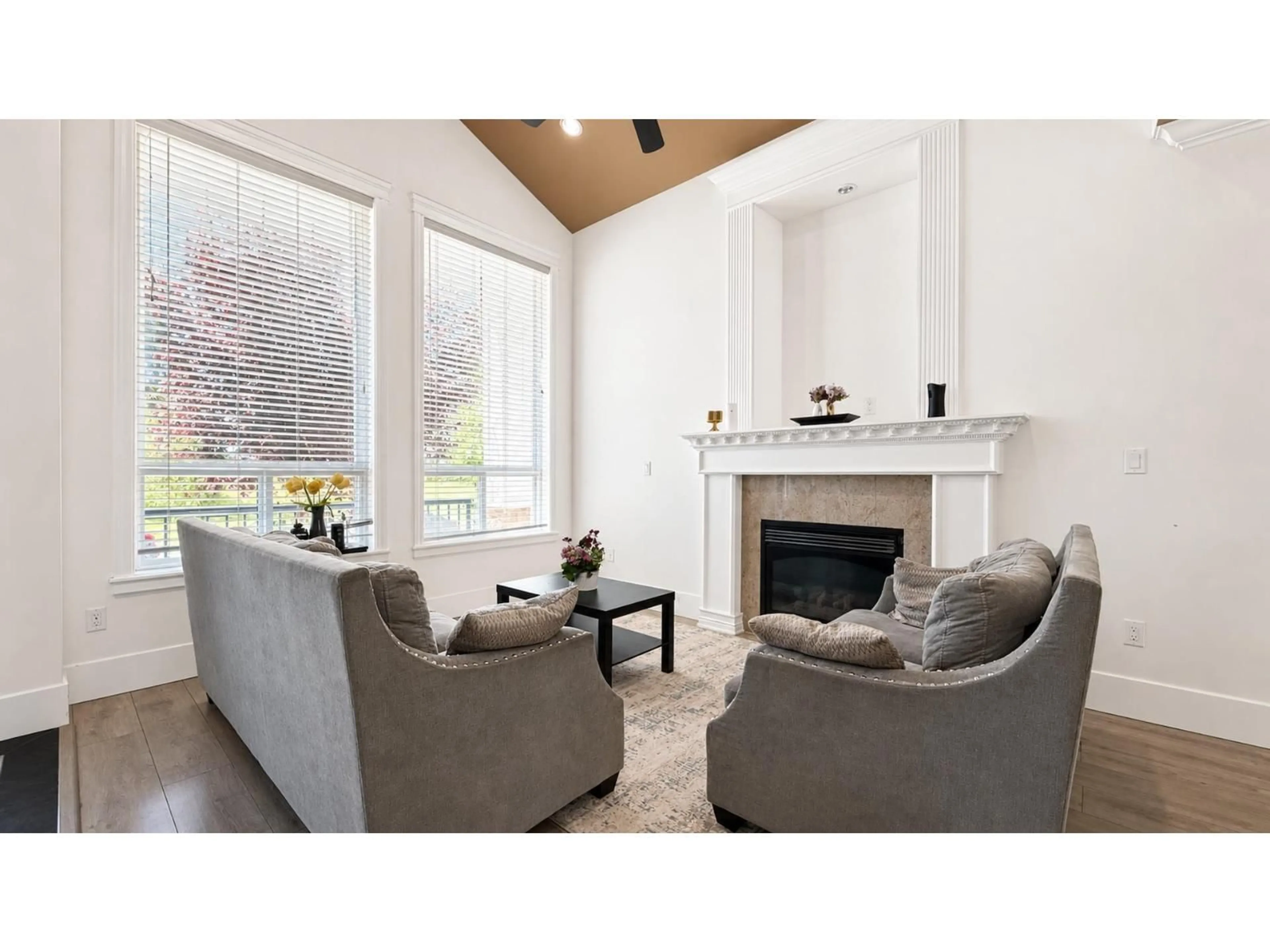 Living room with furniture, wood/laminate floor for 12579 66 AVENUE, Surrey British Columbia V3W1V6