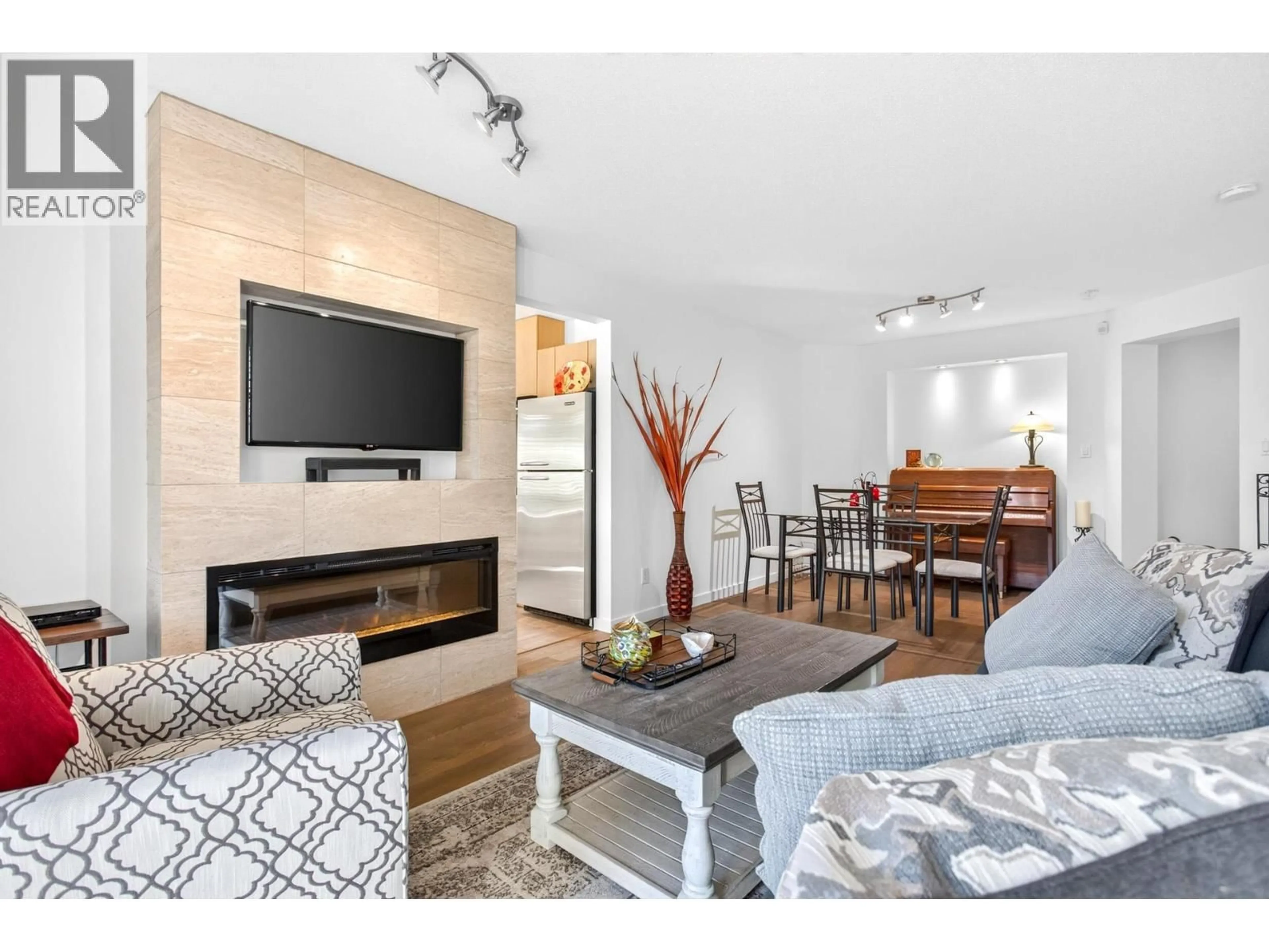 Living room with furniture, wood/laminate floor for 411 - 2998 SILVER SPRINGS BOULEVARD, Coquitlam British Columbia V3E3R7