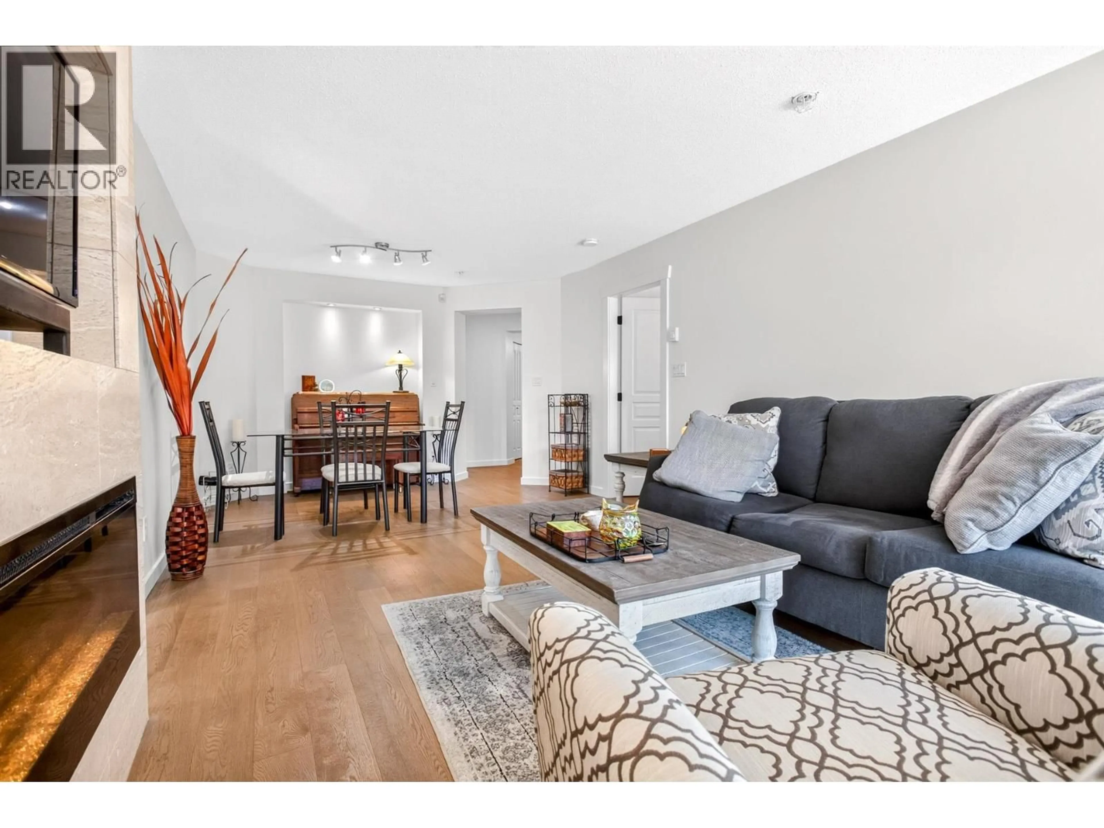 Living room with furniture, wood/laminate floor for 411 - 2998 SILVER SPRINGS BOULEVARD, Coquitlam British Columbia V3E3R7