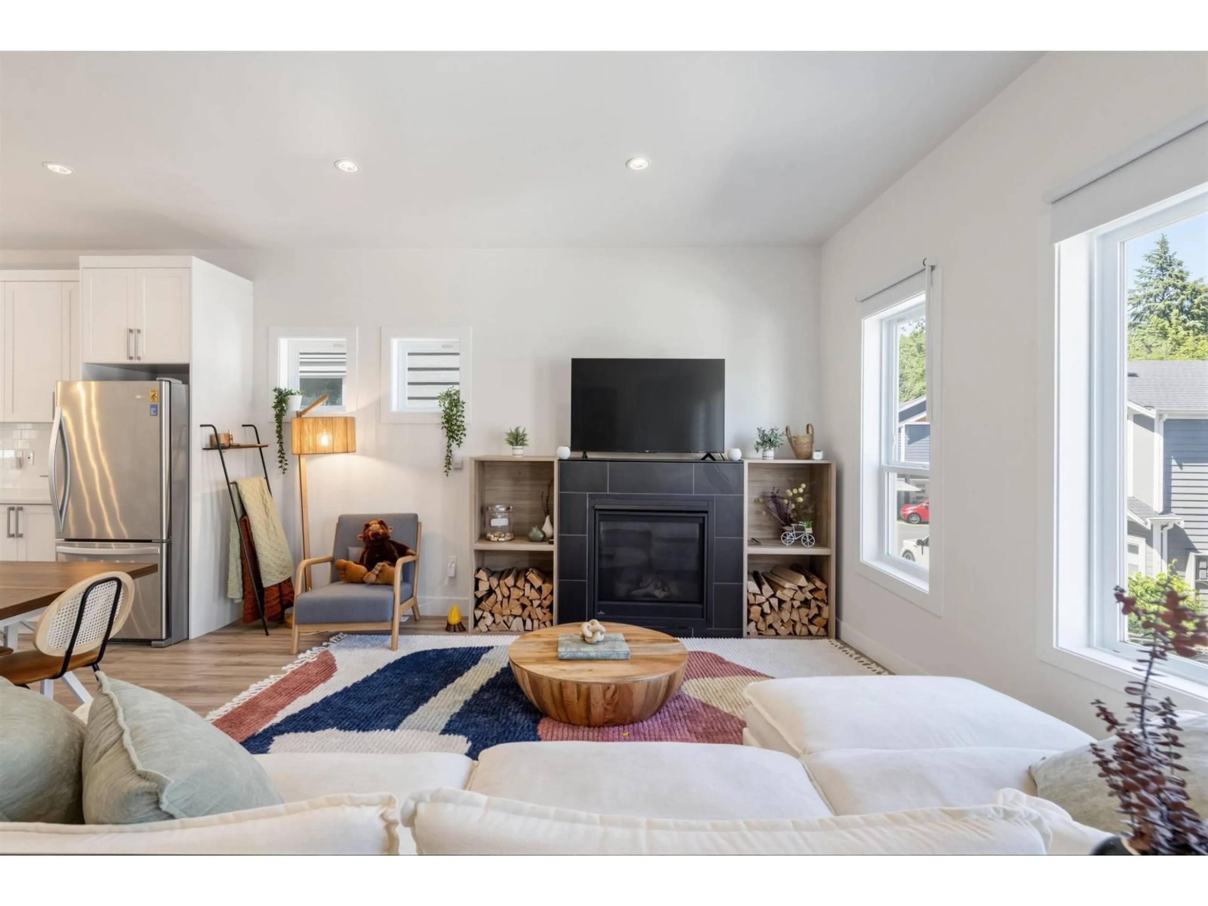Living room with furniture, unknown for 16 - 750 HOT SPRINGS ROAD, Harrison Hot Springs British Columbia V0M1K0