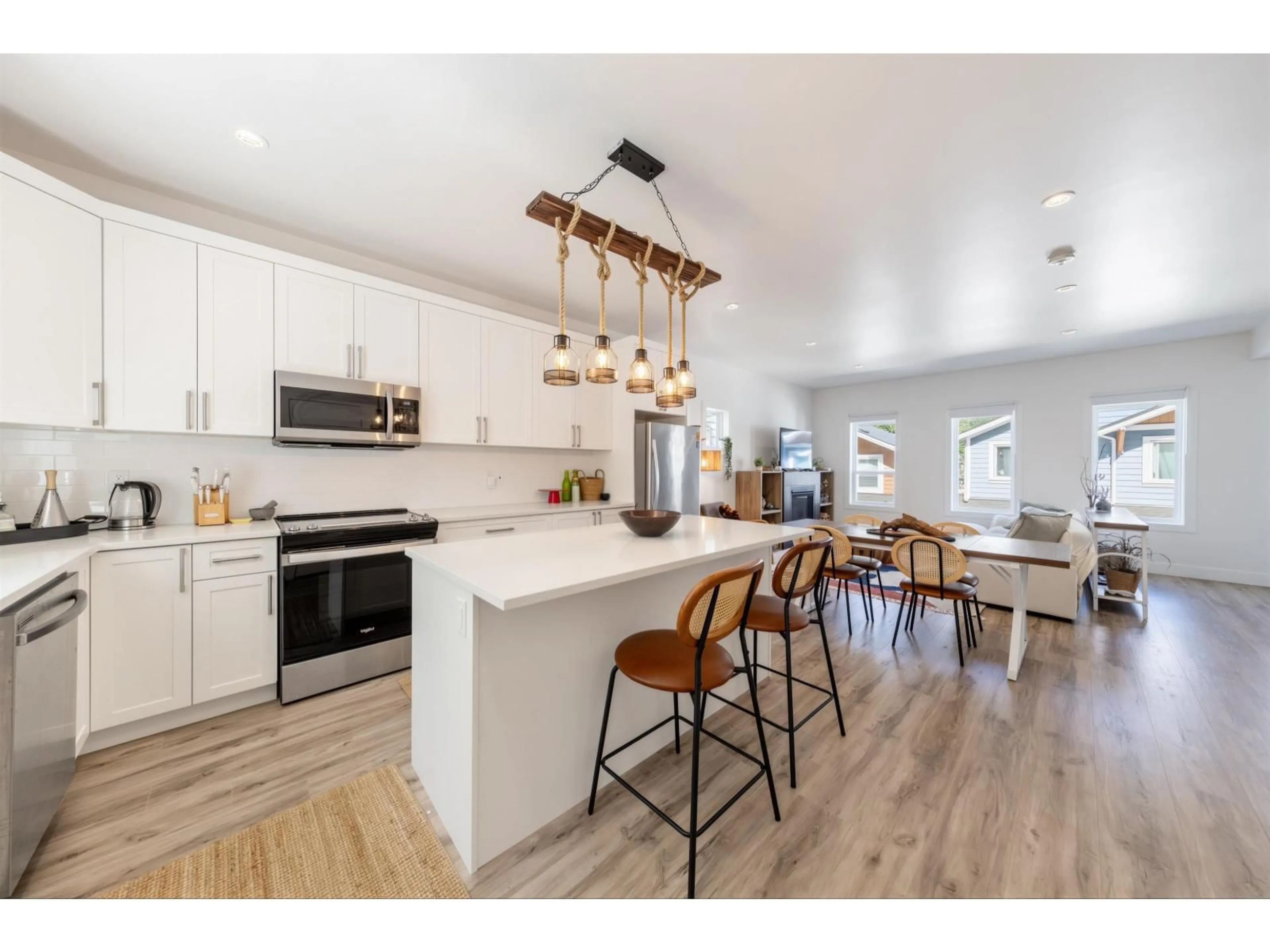 Open concept kitchen, unknown for 16 - 750 HOT SPRINGS ROAD, Harrison Hot Springs British Columbia V0M1K0