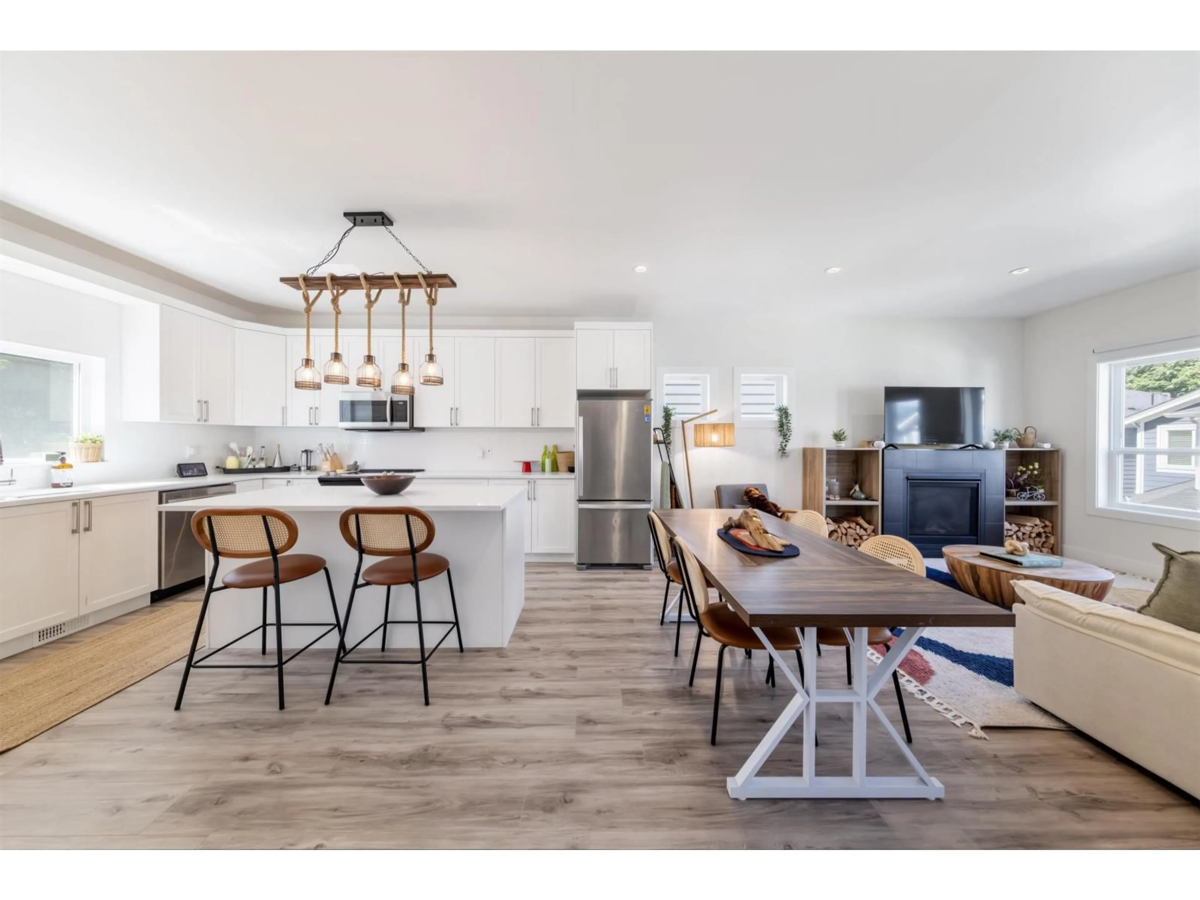 Open concept kitchen, wood/laminate floor for 16 - 750 HOT SPRINGS ROAD, Harrison Hot Springs British Columbia V0M1K0