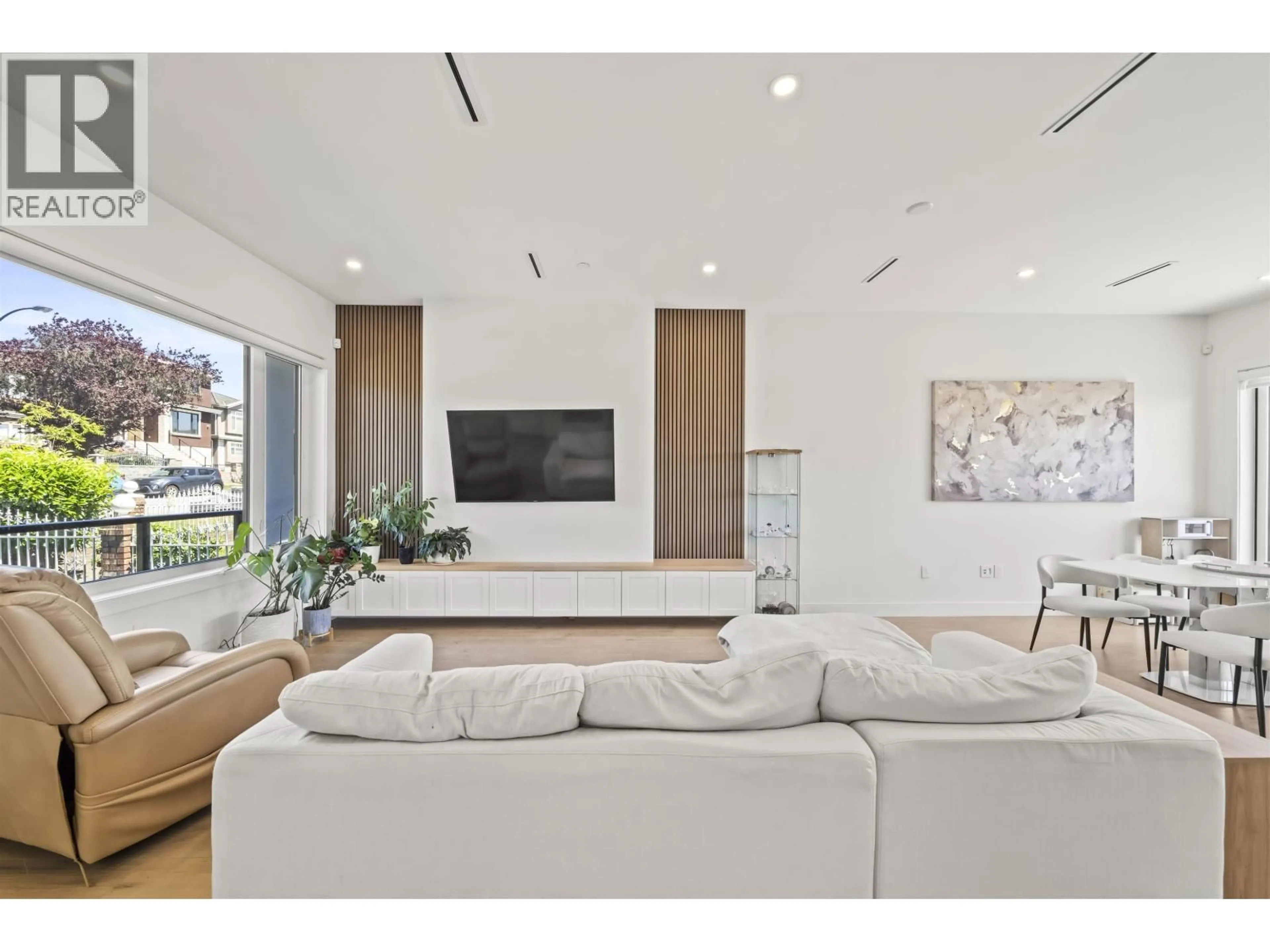 Living room with furniture, wood/laminate floor for 742 58TH AVENUE, Vancouver British Columbia V5X1W3