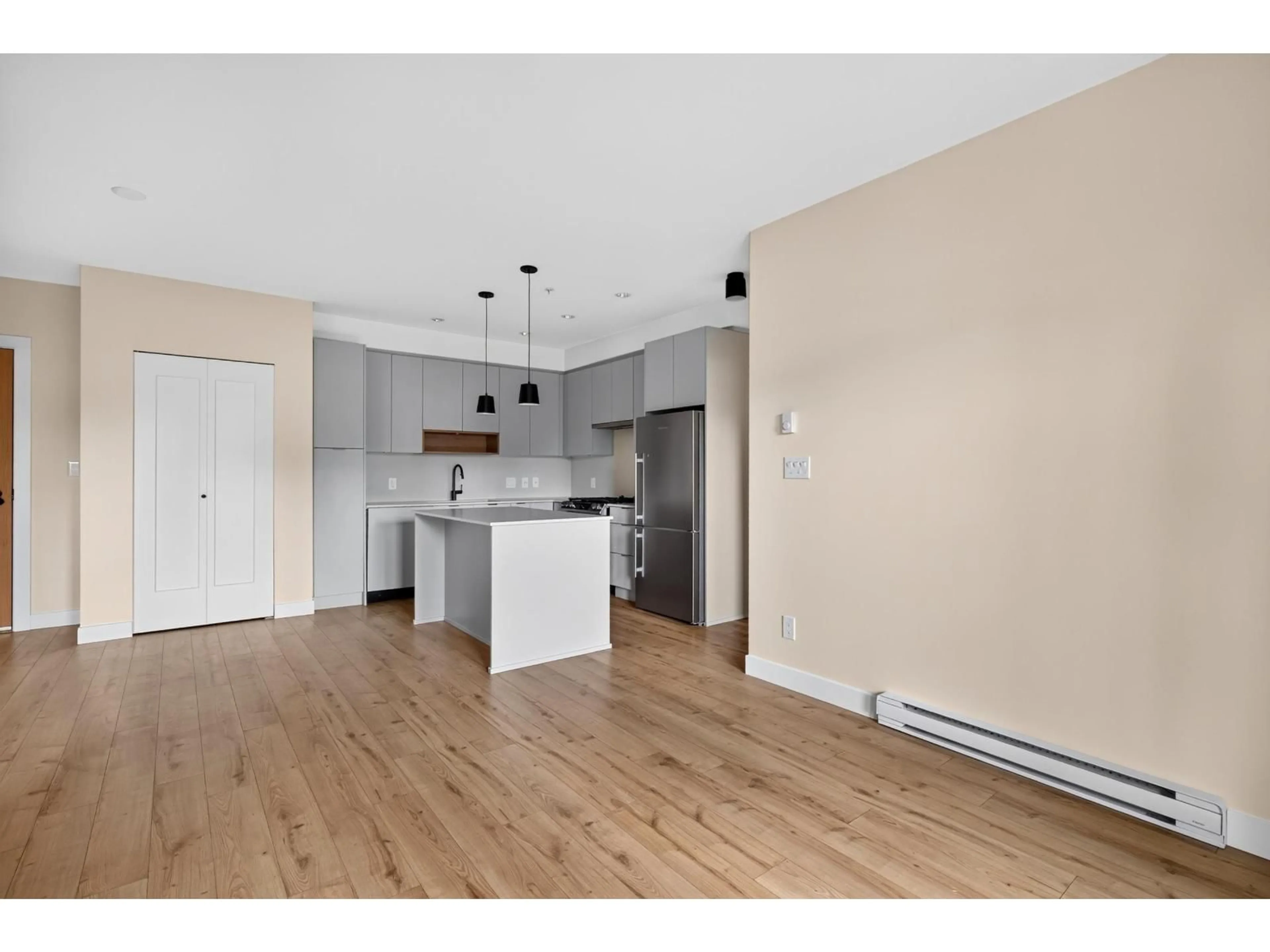 Open concept kitchen, wood/laminate floor for 213 - 2493 MONTROSE AVENUE, Abbotsford British Columbia V2S0L4