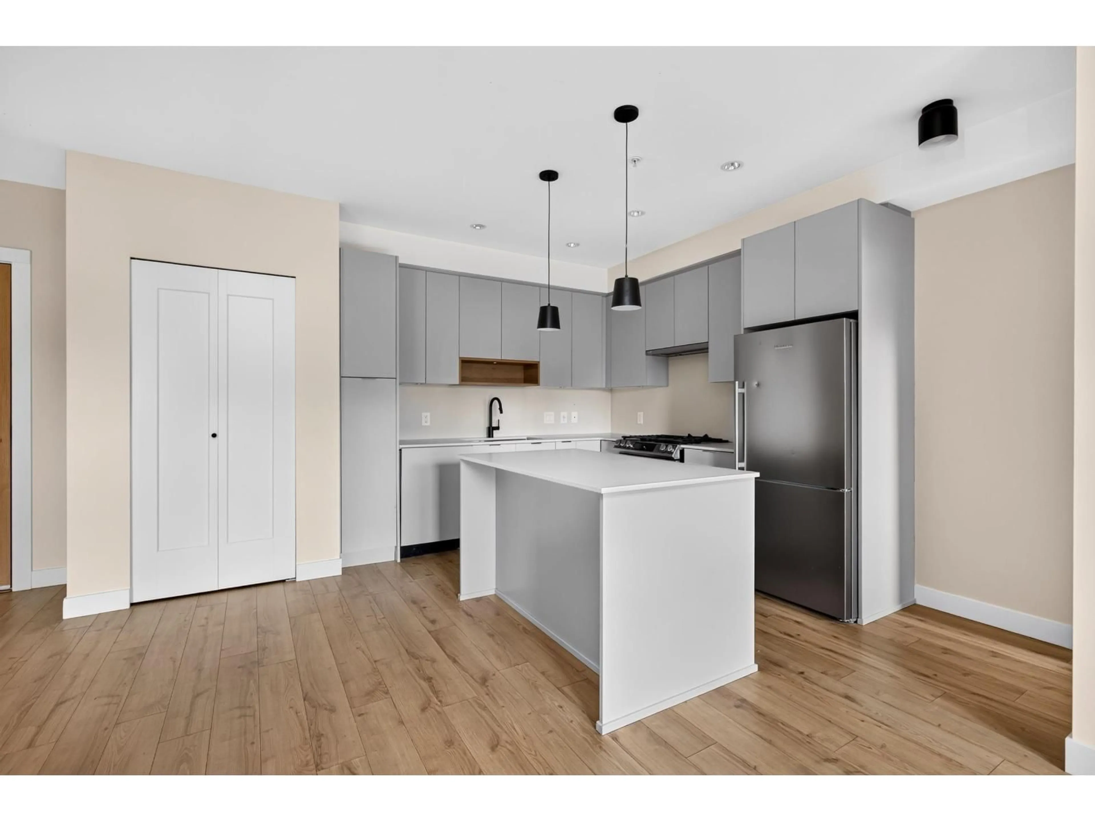 Open concept kitchen, unknown for 213 - 2493 MONTROSE AVENUE, Abbotsford British Columbia V2S0L4