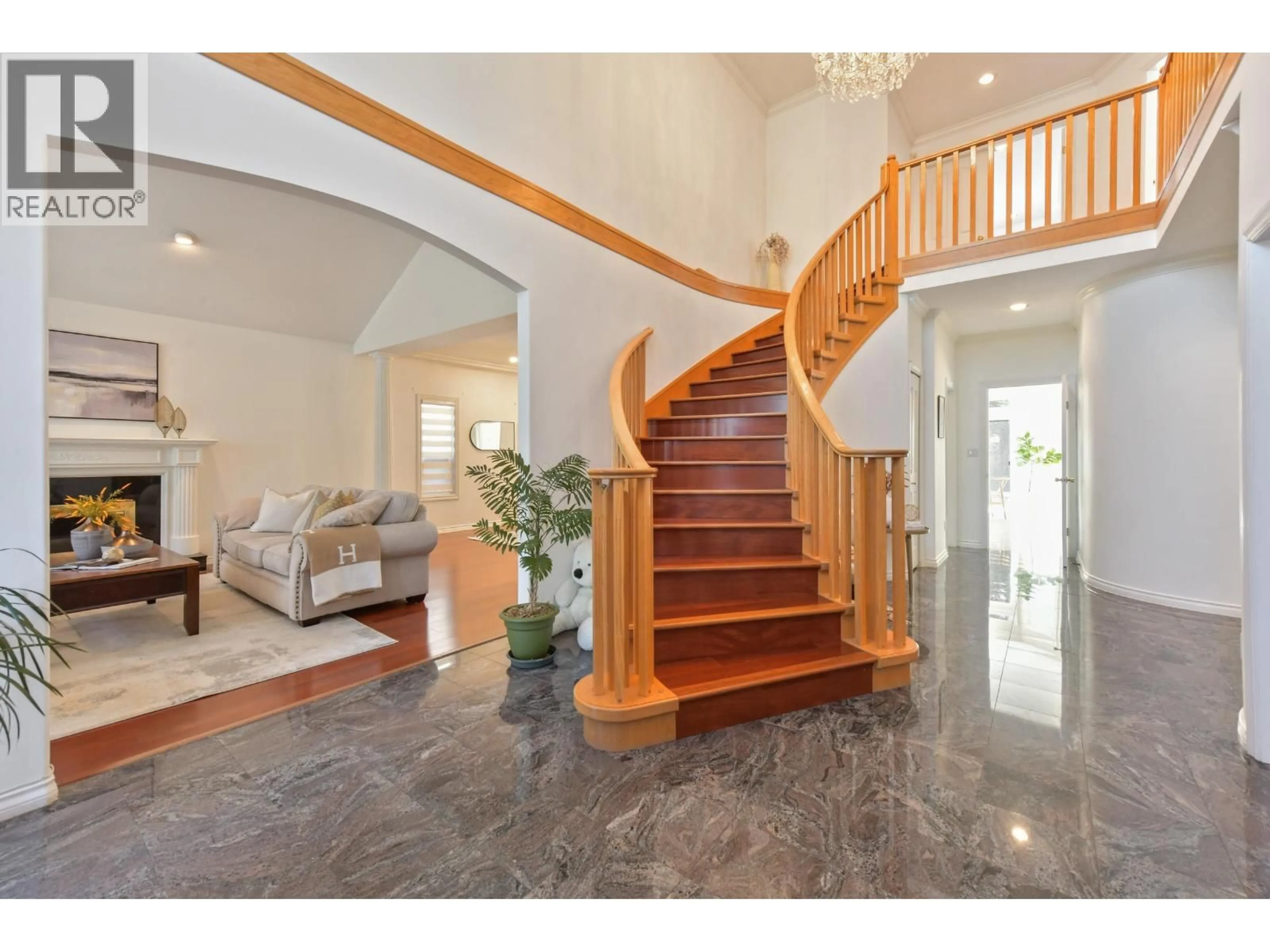 Indoor foyer for 9760 GILHURST CRESCENT, Richmond British Columbia V7A1P2